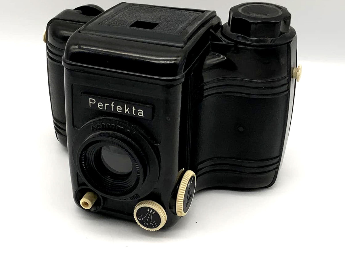 Appareil photo analogique VEB Perfekta Bakelit avec achromat 1:7,7 80 mm, format box.