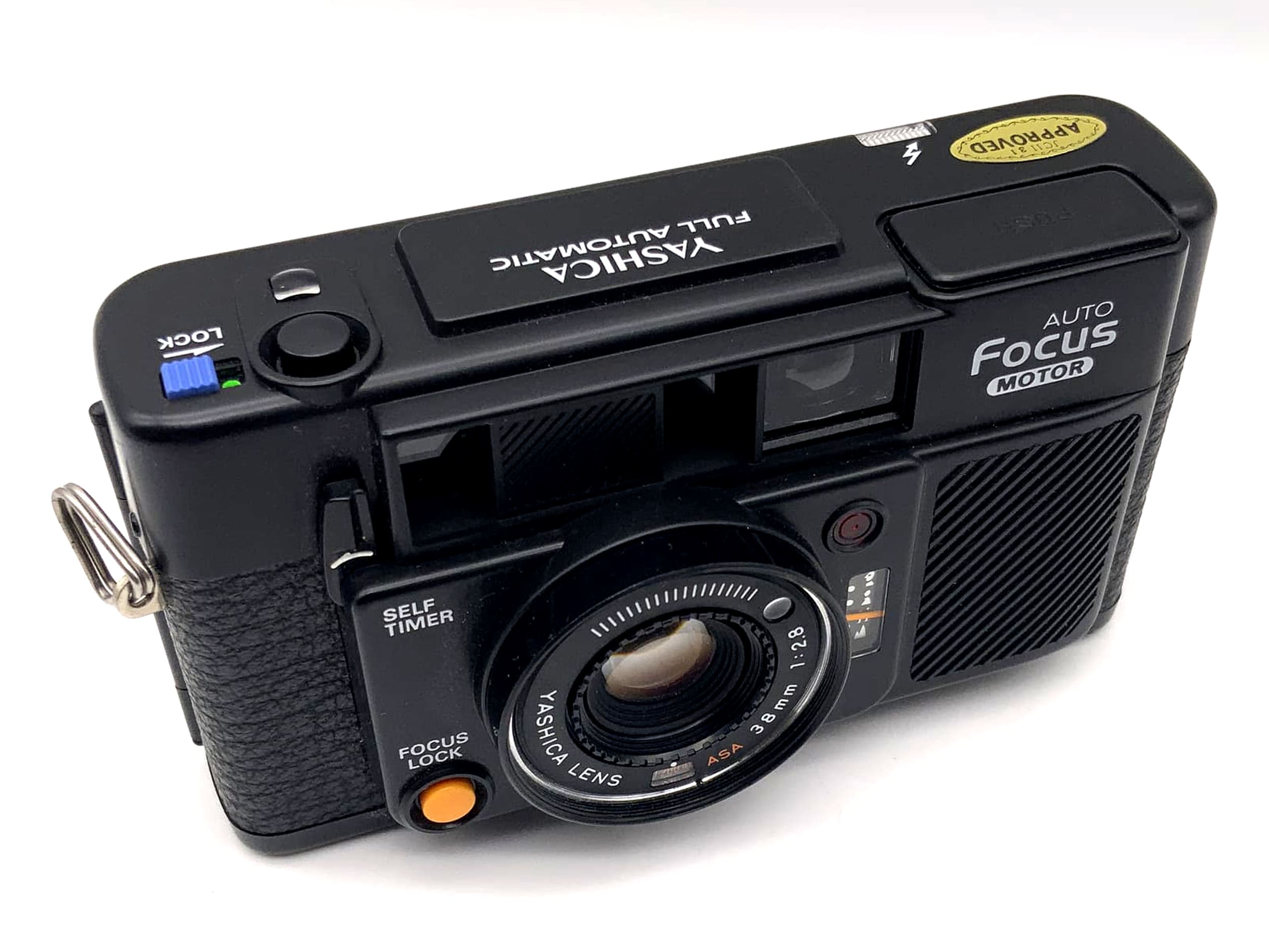 Appareil photo Yashica à visée automatique avec objectif Yashica 38 mm f/2.8 (équivalent 35 mm) - Défectueux