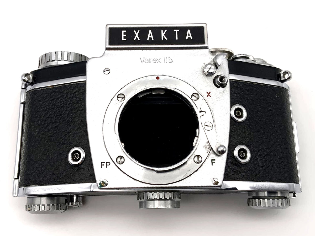 Appareil photo reflex mono-objectif Exakta Varex II b SLR 2b avec viseur de poitrine, objectif Ihagee 35 mm et boîtier.