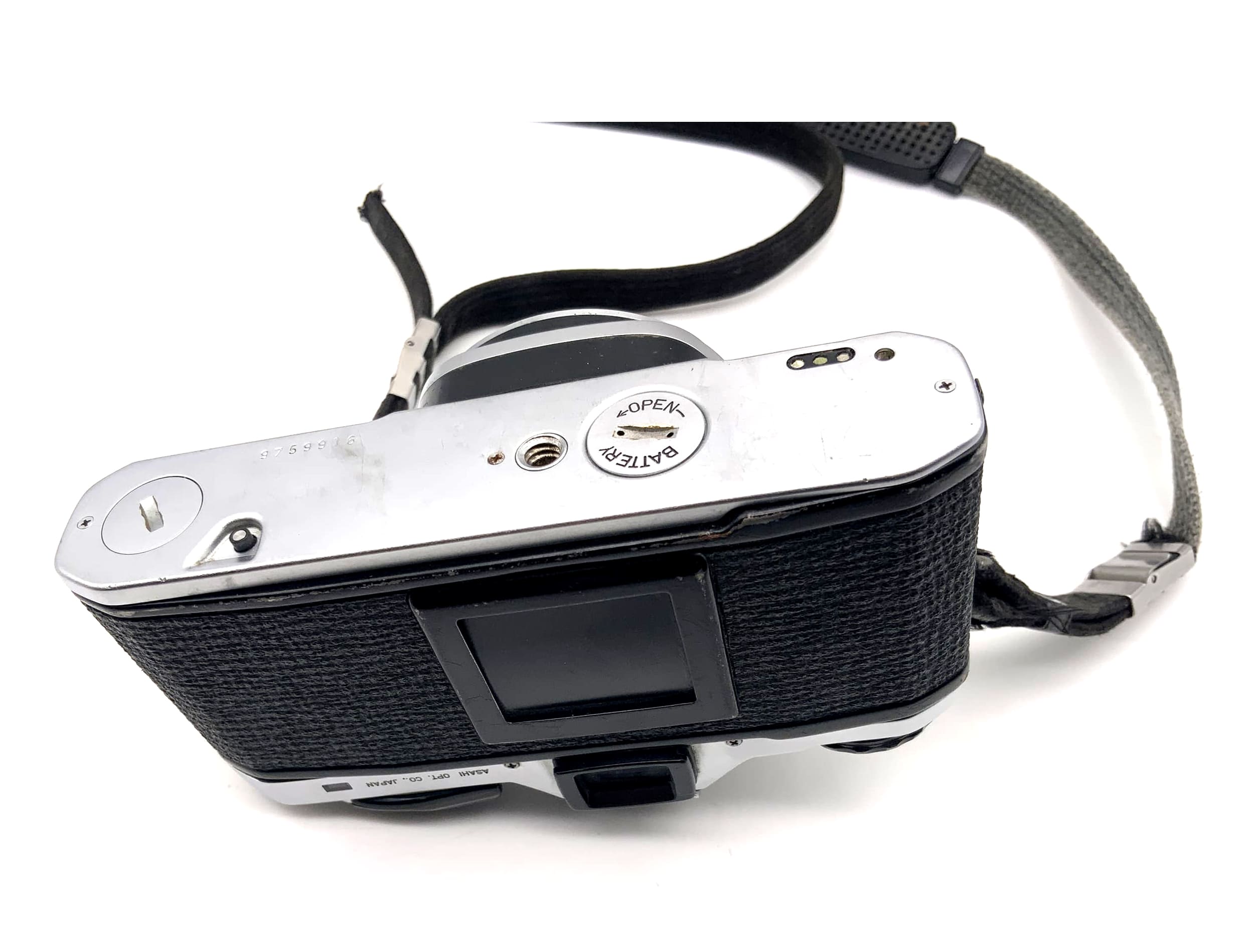 Pentax ME SLR 35mm camera body (light meter defective!)