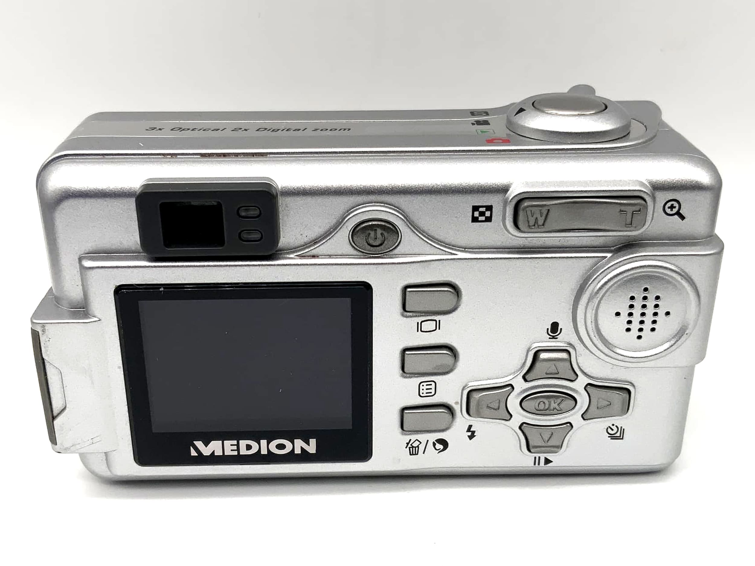 Medion MD 41066 with 37-111mm EQ 1:2.7-4.9 AF f=7.7-23.1mm 5.18 MP