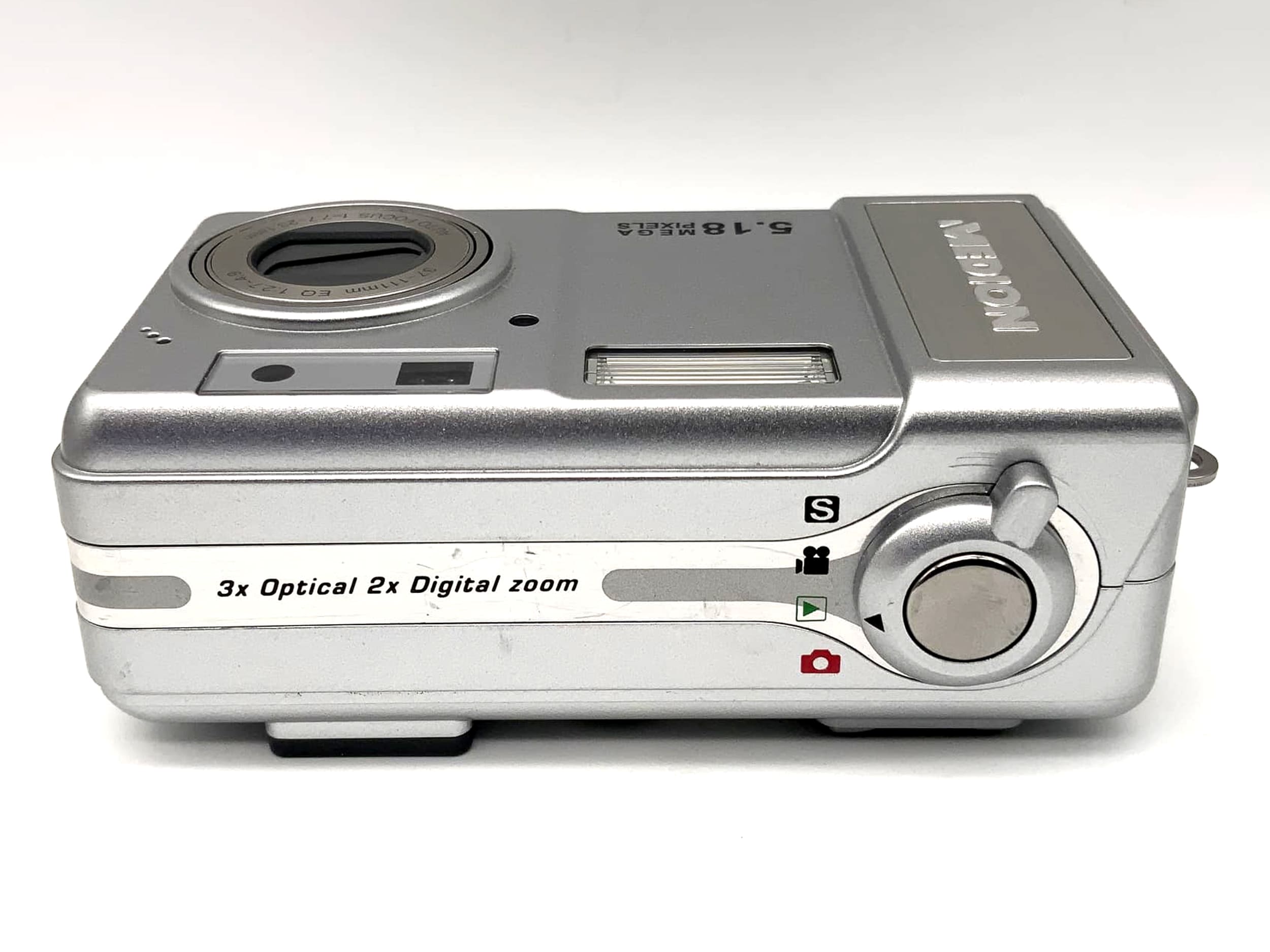 Medion MD 41066 with 37-111mm EQ 1:2.7-4.9 AF f=7.7-23.1mm 5.18 MP