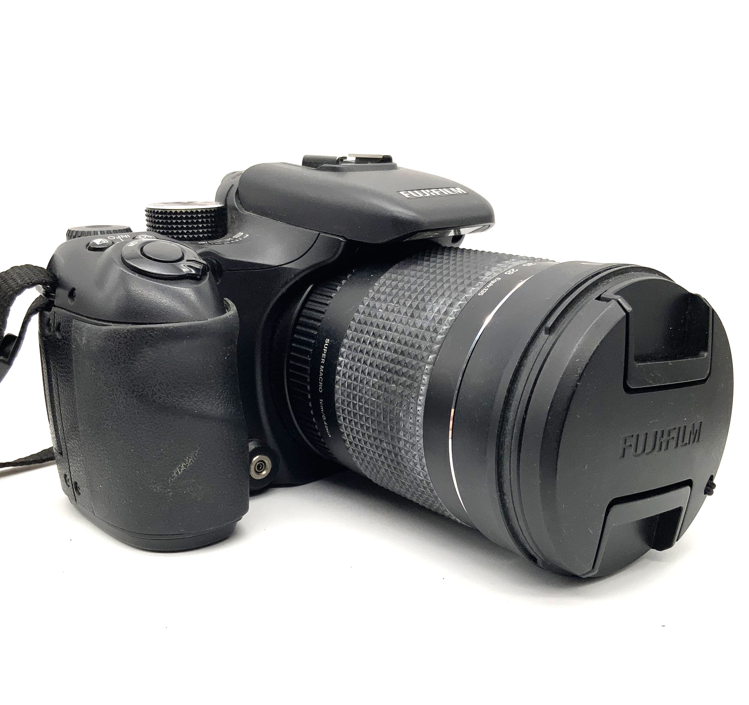 Fujifilm FinePix S100 FS, zoom optique 14,3x, ouverture f=7,1-101,5 mm, f/2,8-5,3, 11,1 MP, focale 28-400 mm
