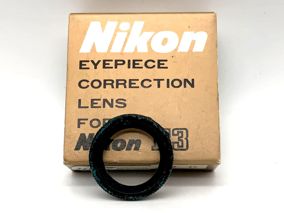 Lentille de correction oculaire Nikon -2 dioptries pour Nikon F3, dans son emballage d'origine.
