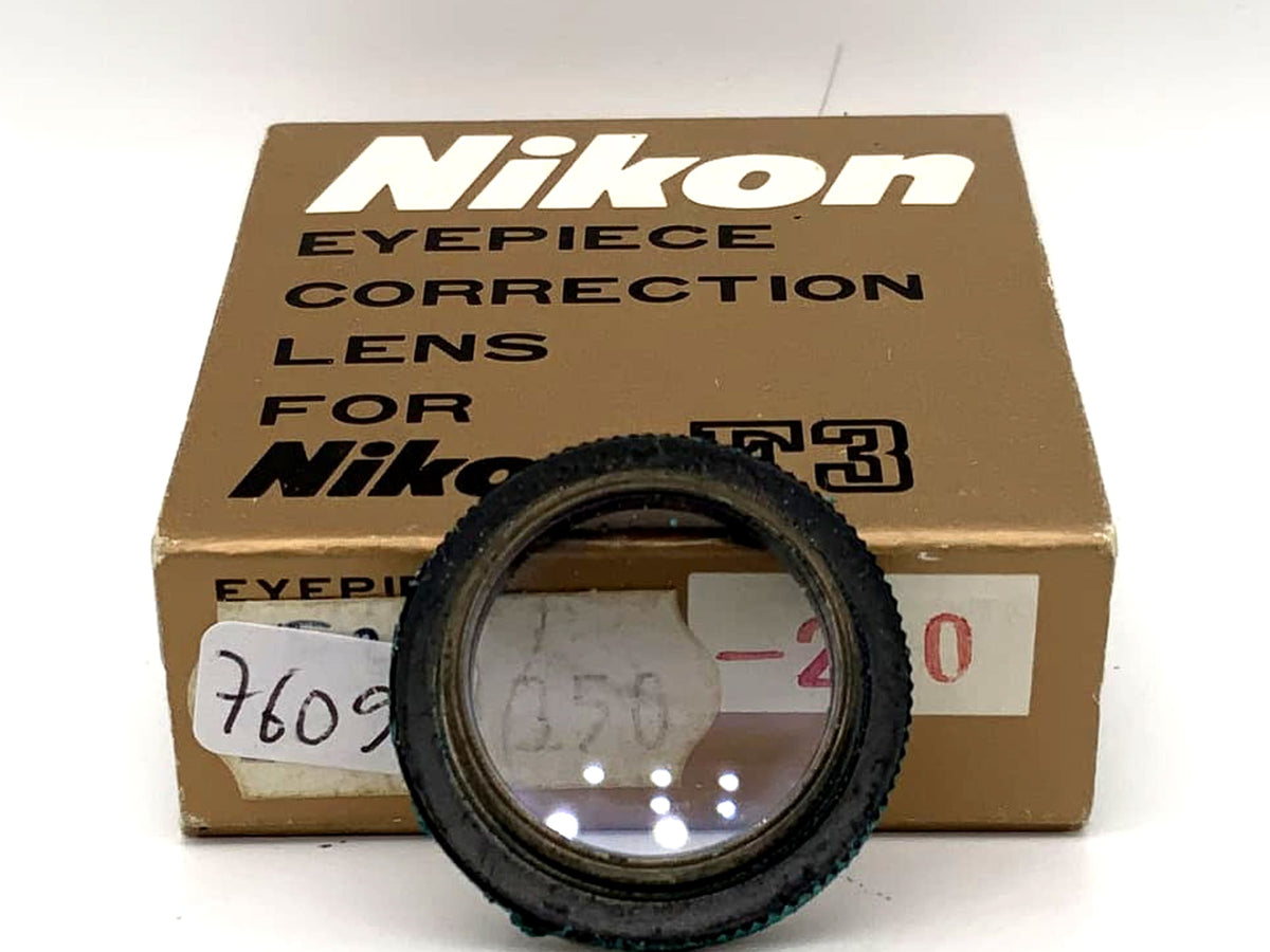 Lentille de correction oculaire Nikon -2 dioptries pour Nikon F3, dans son emballage d'origine.