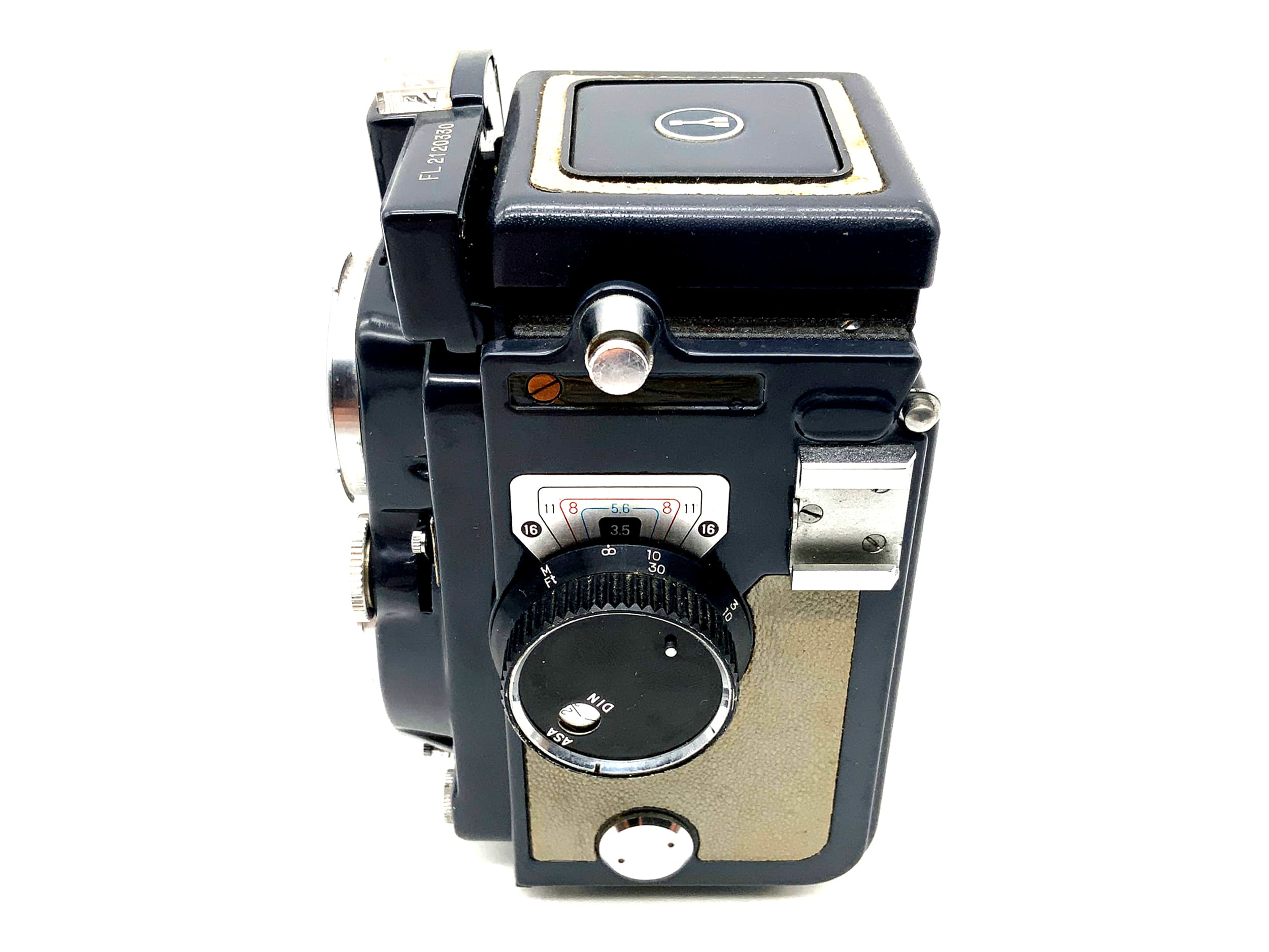 Yashica 44 TLR with Yashinon 1:3.5/60mm Copal-SV twin-lens reflex camera! Light meter defective!