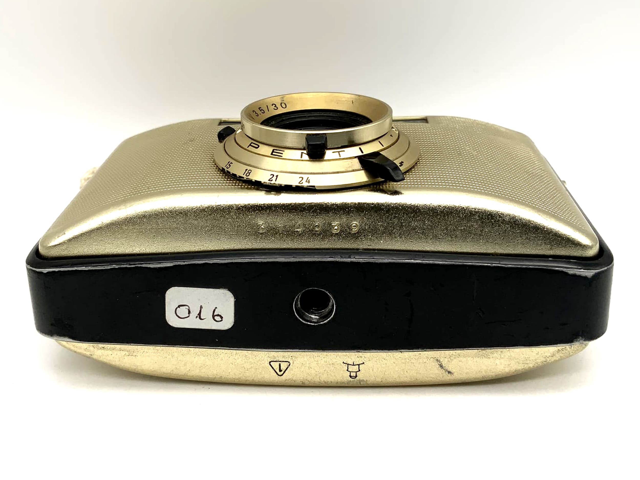 Pentacon Penti I rangefinder camera with Domiplan V 3.5/30 gold/black lens! Light meter defective!
