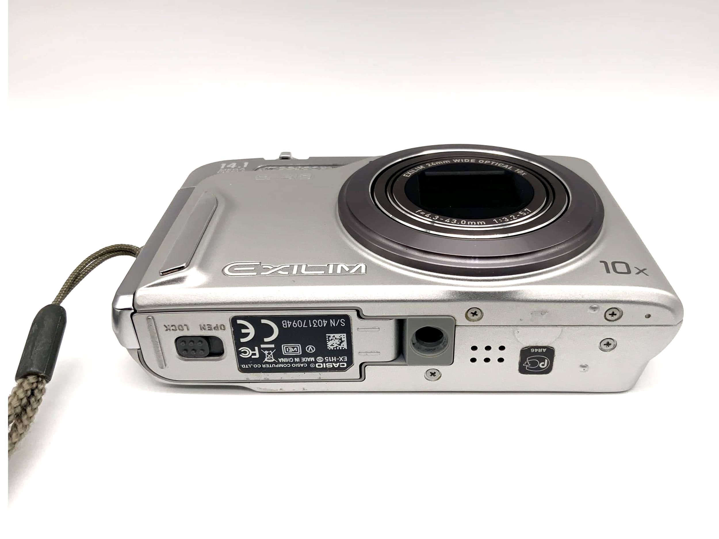Casio EX-H15 avec objectif grand angle 24 mm, grossissement 10x, ouverture f=4,3-43,0 mm, rapport de grossissement 1:3,2-5,7, capteur 14,1 MP Exilim