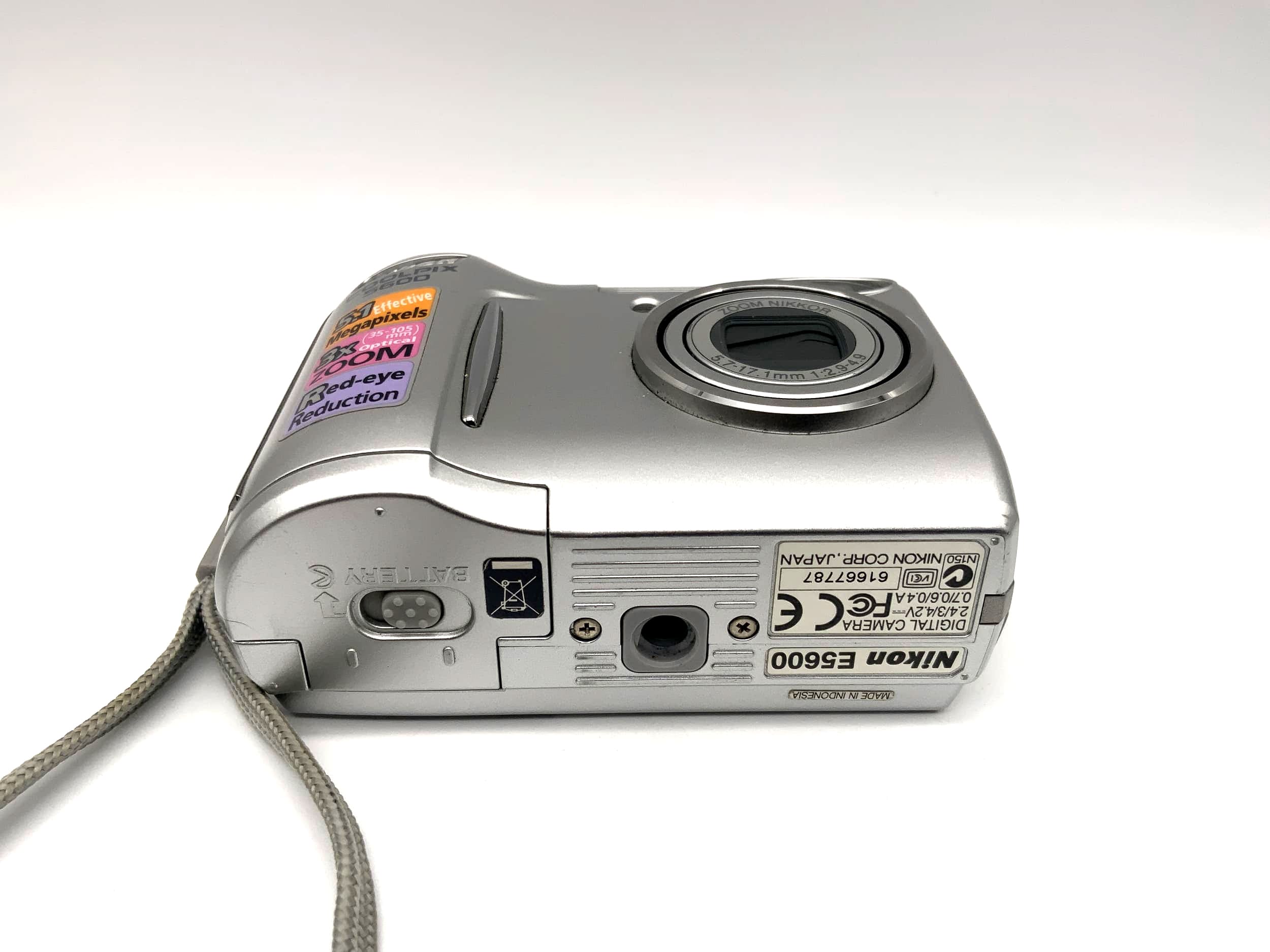 Nikon Coolpix 5600 digital camera with zoom Nikkor 5.7-17.1mm 1:2.9-4.9 lens