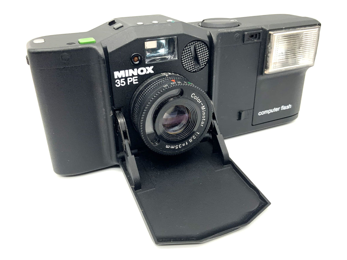 Appareil photo Minox 35 PE avec viseur, objectif Color-Minotar 1:2.8/35mm et flash d'ordinateur.
