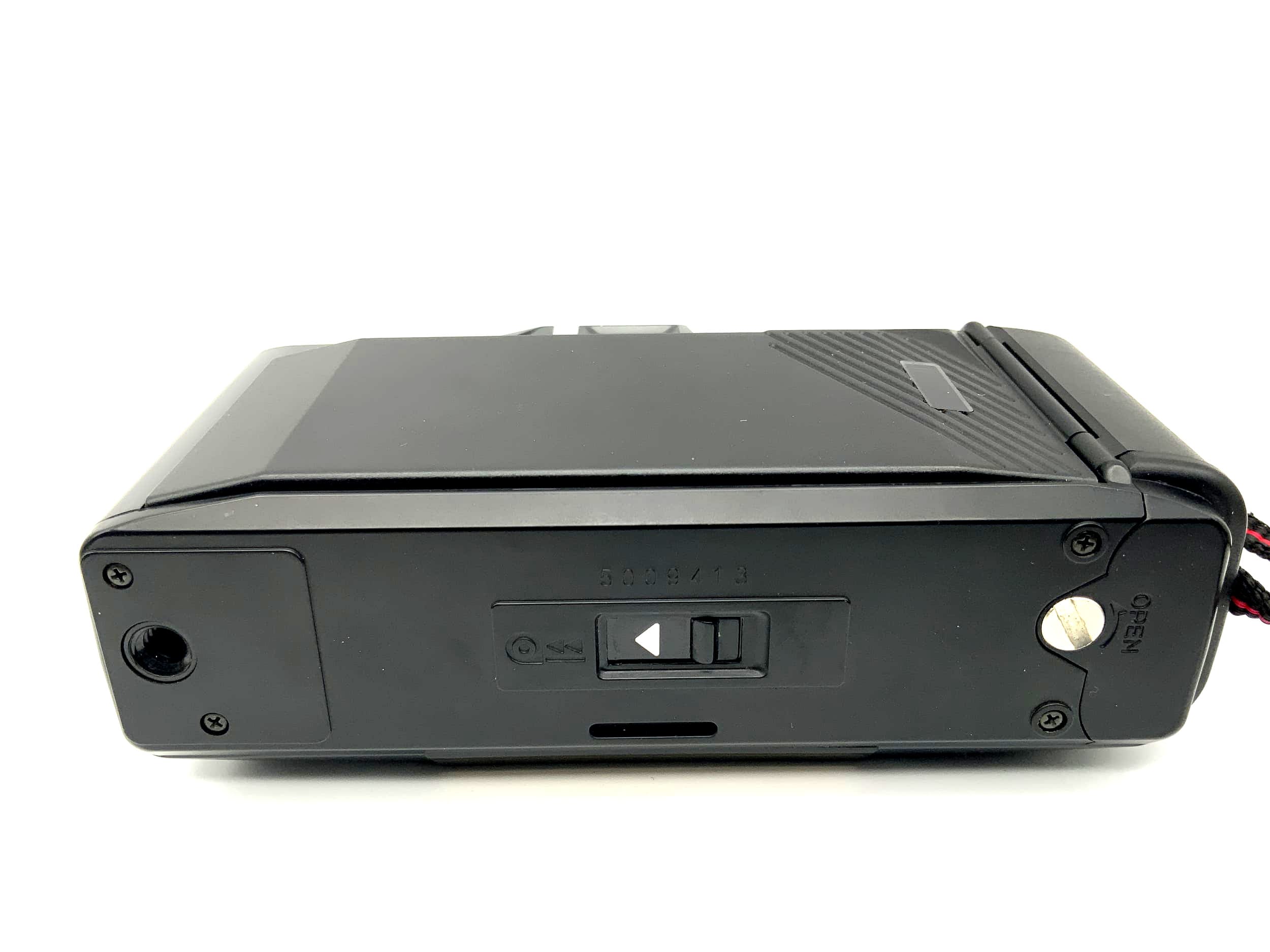 Appareil photo compact Yashica L AF avec objectif Yashica 32 mm f/3.5 DX, format 35 mm.