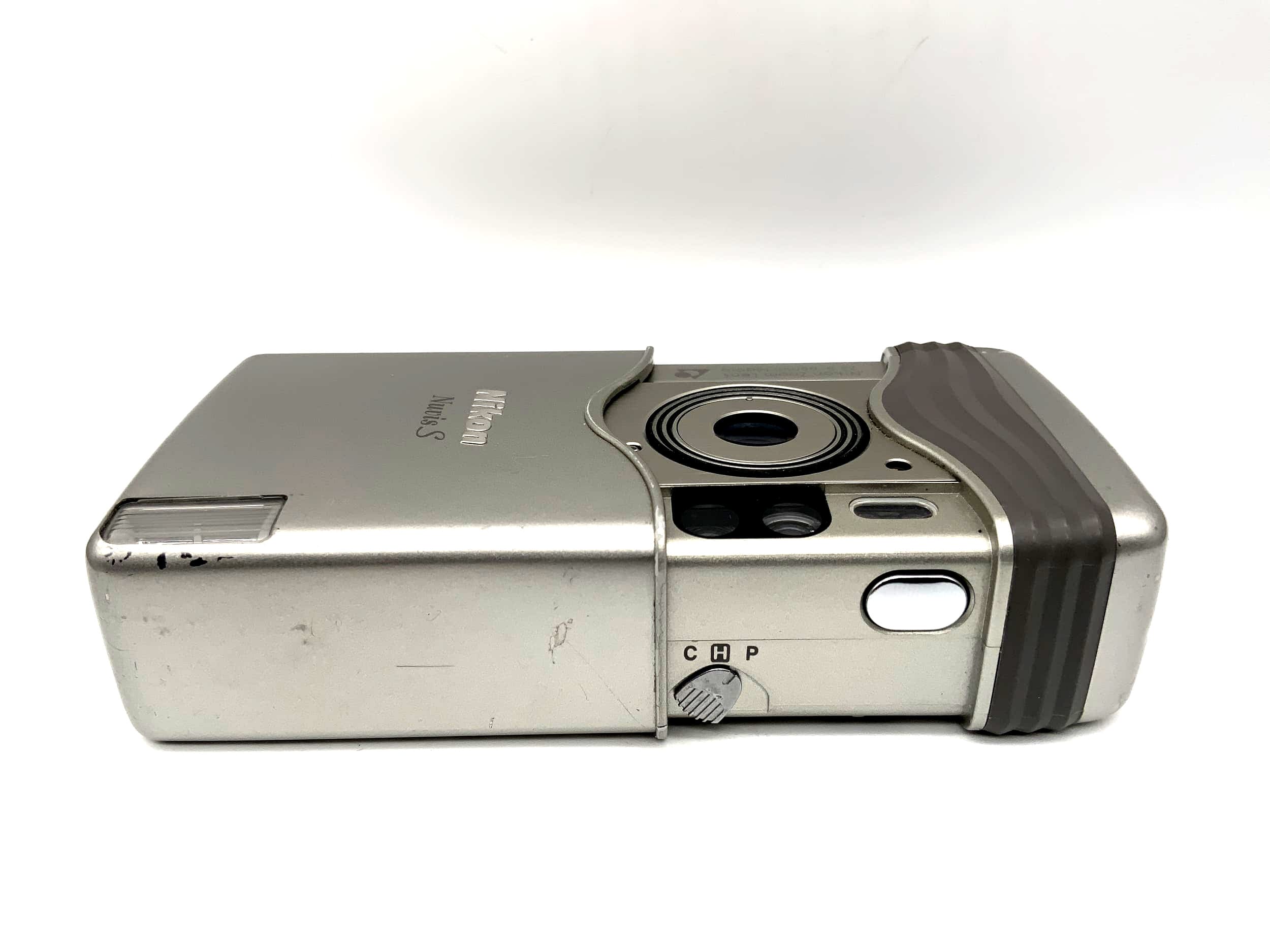 Appareil photo compact Nikon Nuvis S avec objectif zoom Nikon 22-5-66 mm Macro, format APS-C