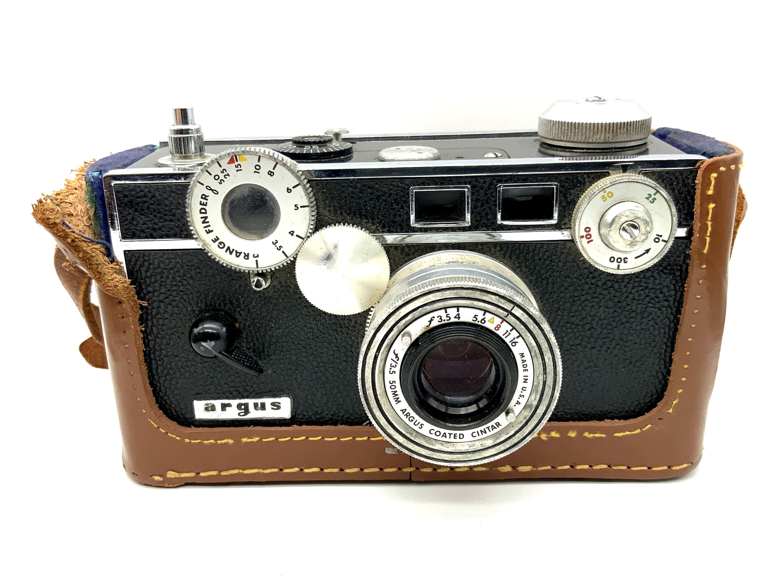 Appareil photo compact argentique Argus C-3 avec viseur et objectif Cintar f/3.5 50 mm, étui inclus.