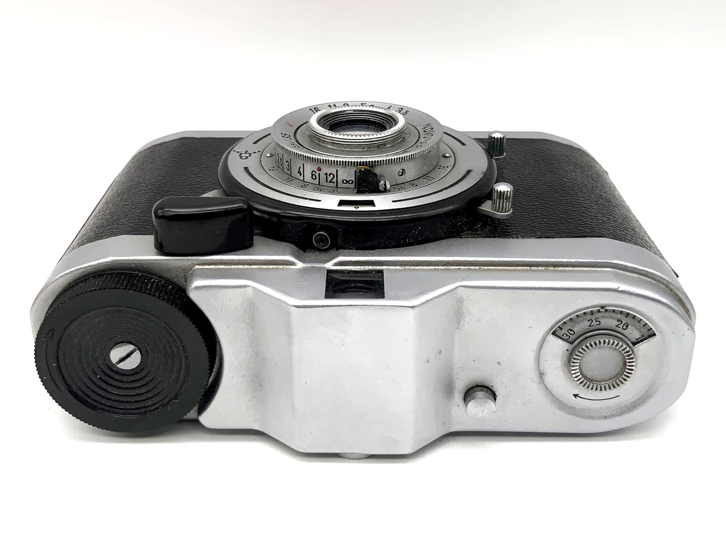 Appareil photo à visée Zeiss Ikon Taxona avec objectif analogique Novonar Anastigmat 3.5/35 Tempor