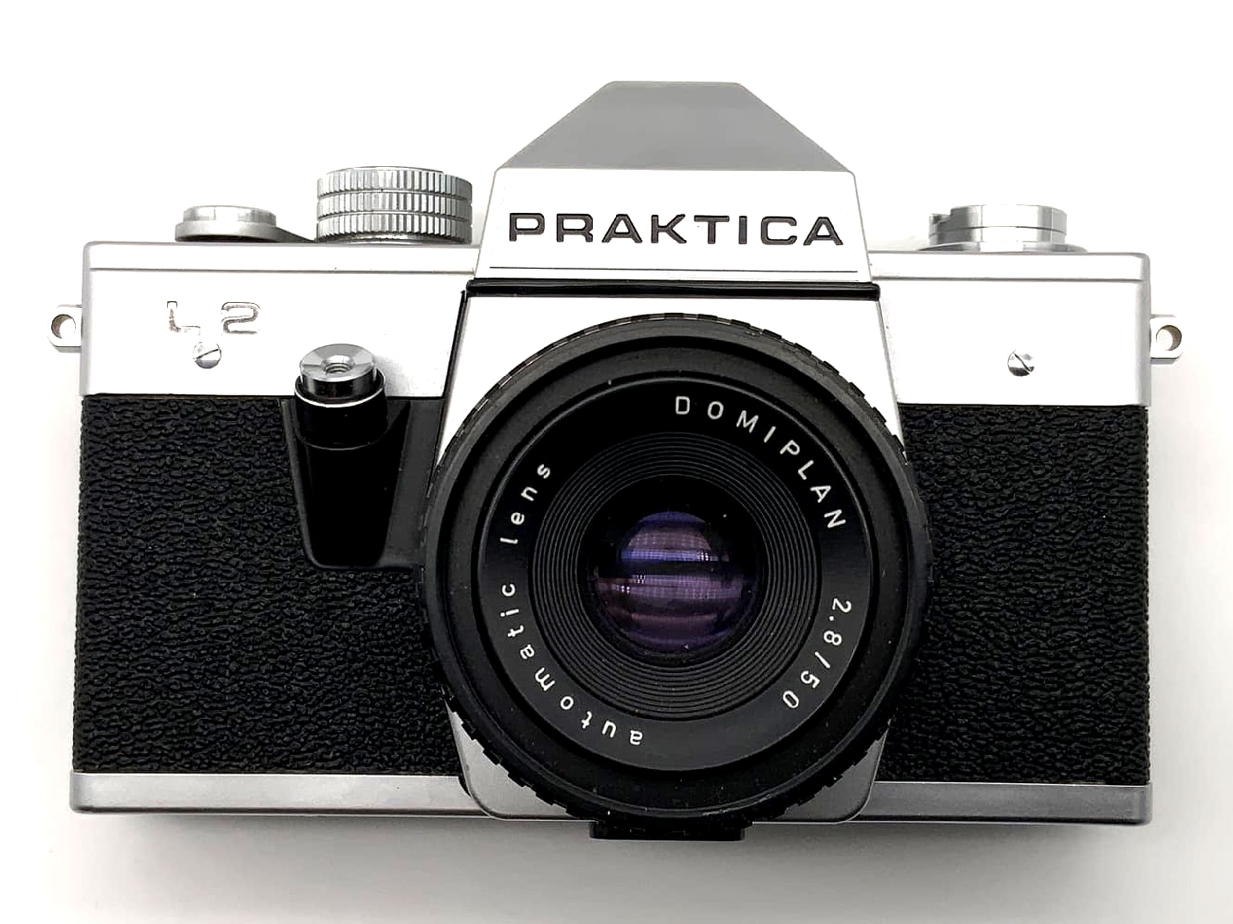 Appareil photo reflex argentique Pentacon Praktica L2 avec objectif Domiplan 2.8 50 mm, format 35 mm.
