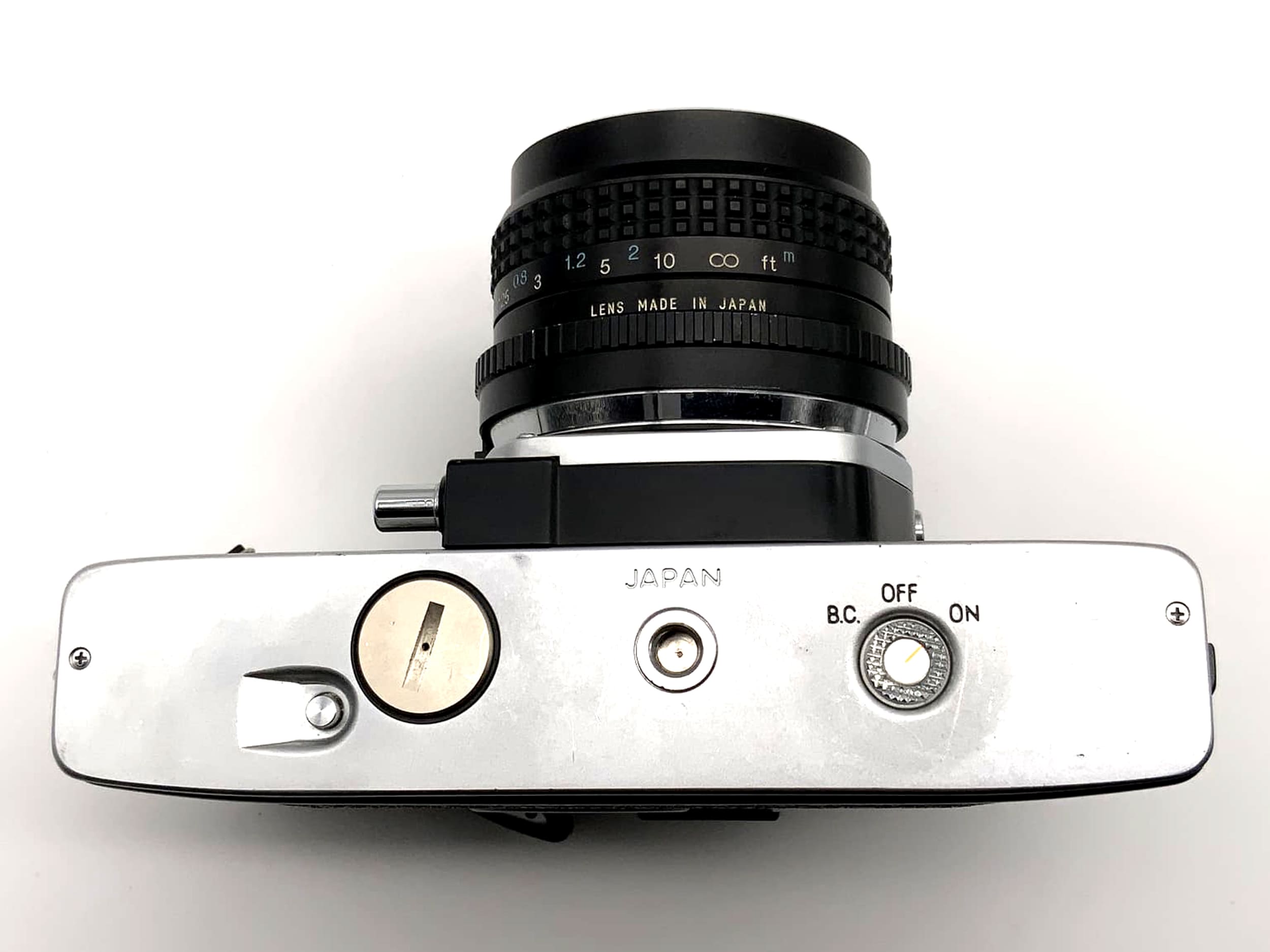 Minolta SRT 100x avec objectif Tokina RMC 2.8 28 mm, appareil photo reflex argentique 35 mm.