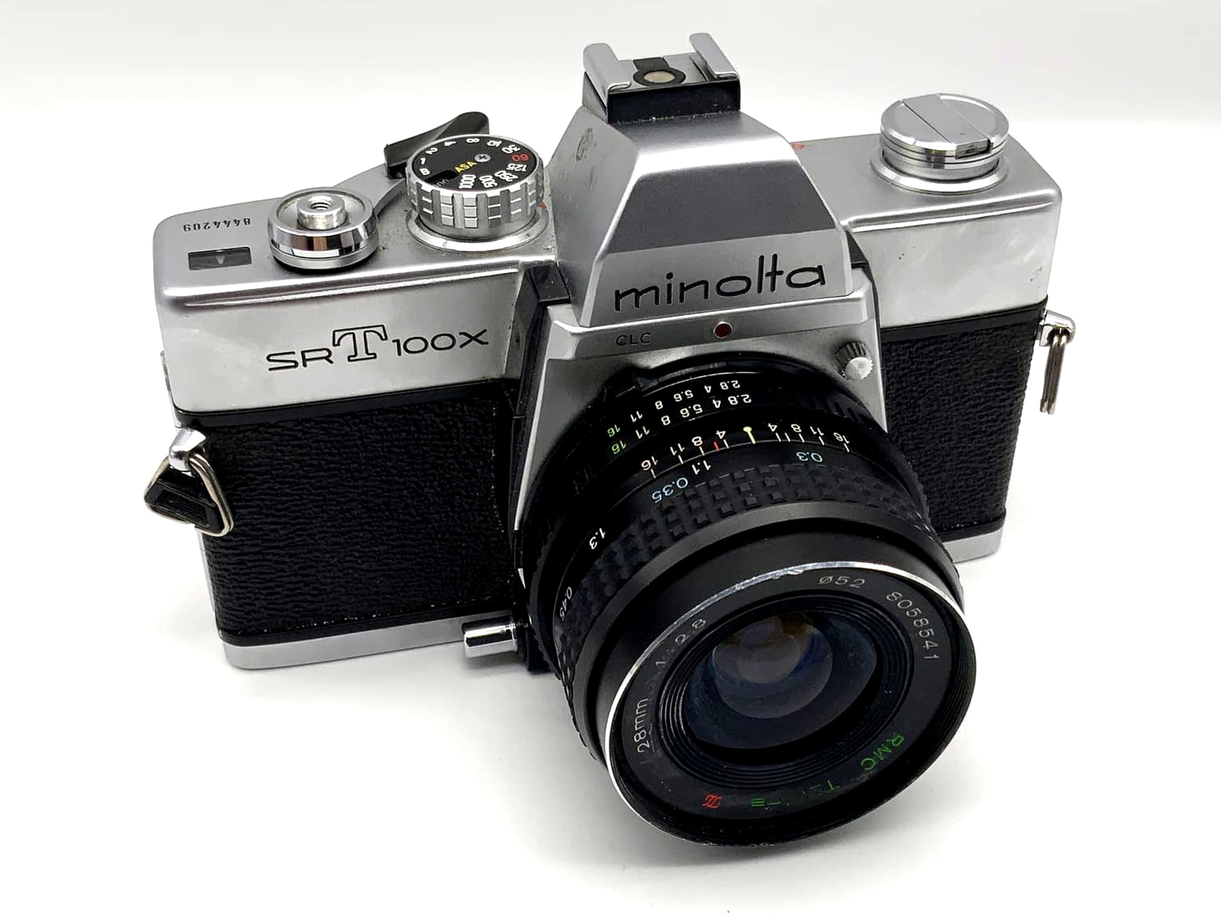Minolta SRT 100x avec objectif Tokina RMC 2.8 28 mm, appareil photo reflex argentique 35 mm.