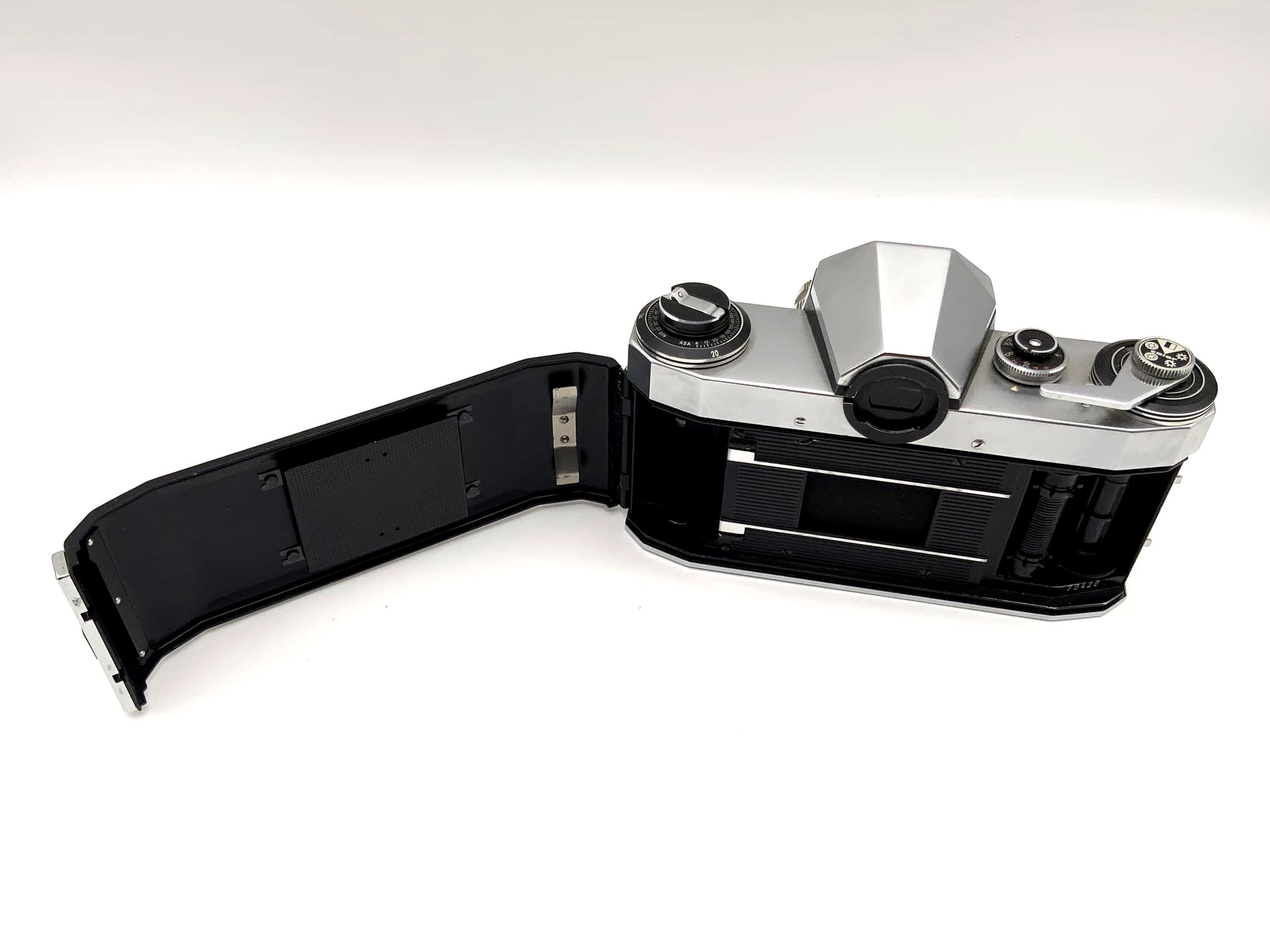 Appareil photo reflex Praktica Nova avec objectif Carl Zeiss Jena Tessar 2.8/50 mm