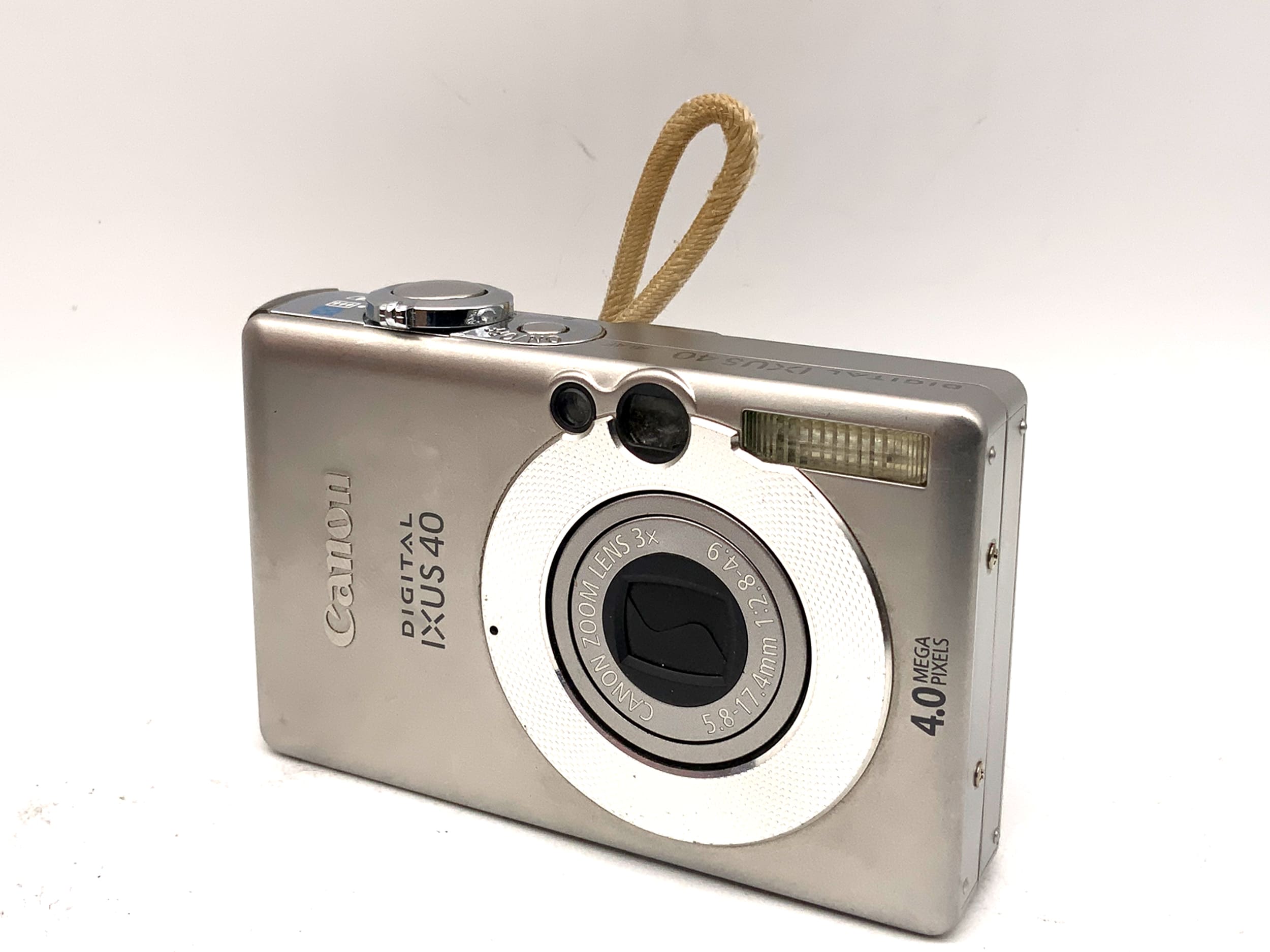 Appareil photo numérique compact Canon IXUS 40 avec triple objectif 5,8-17,4 mm f/2,8-4,9.