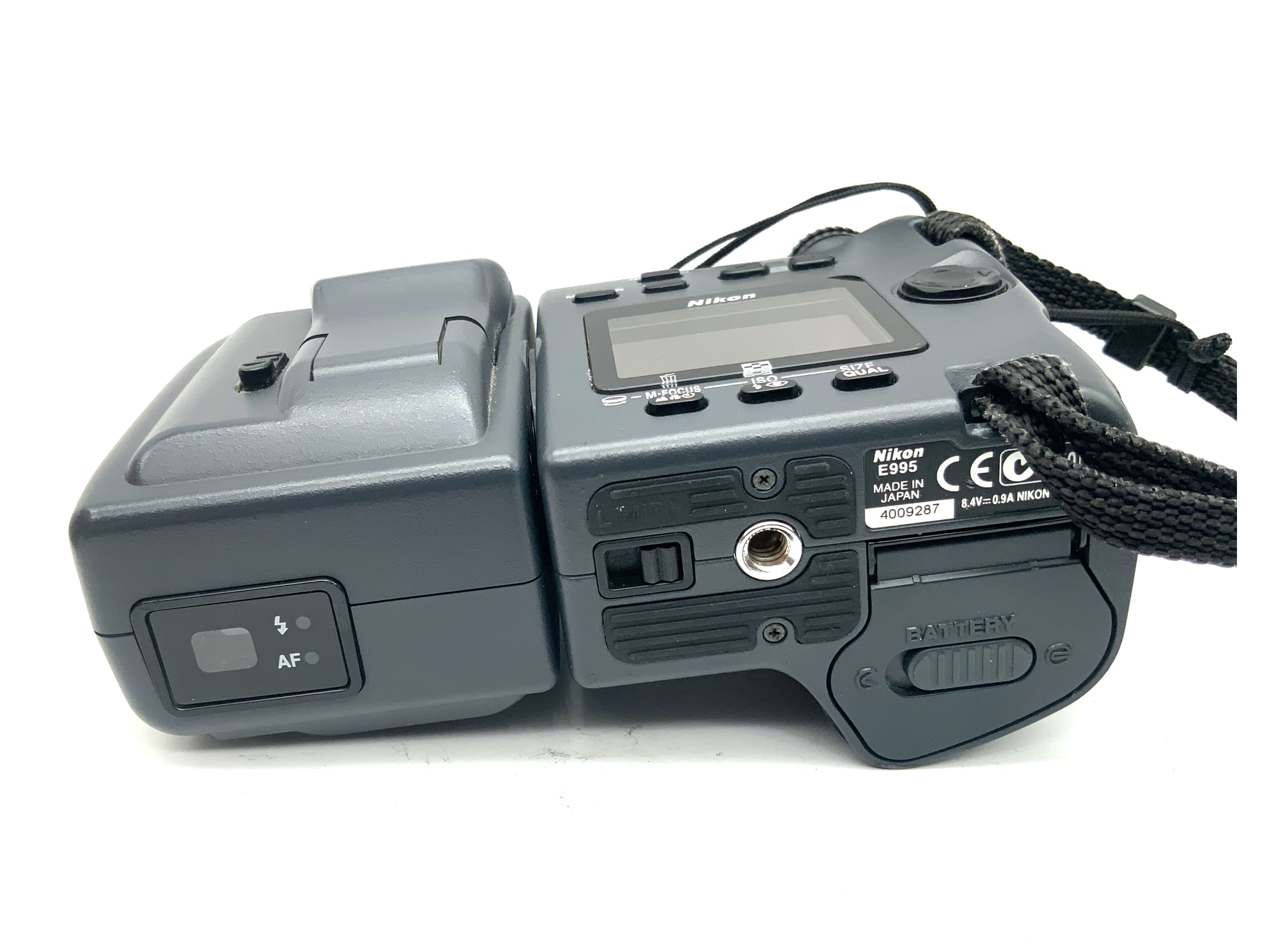 Nikon Coolpix 995 Bridge camera with Zoom Nikkor 1:2.6-5.1 8-32mm 3.34 MP