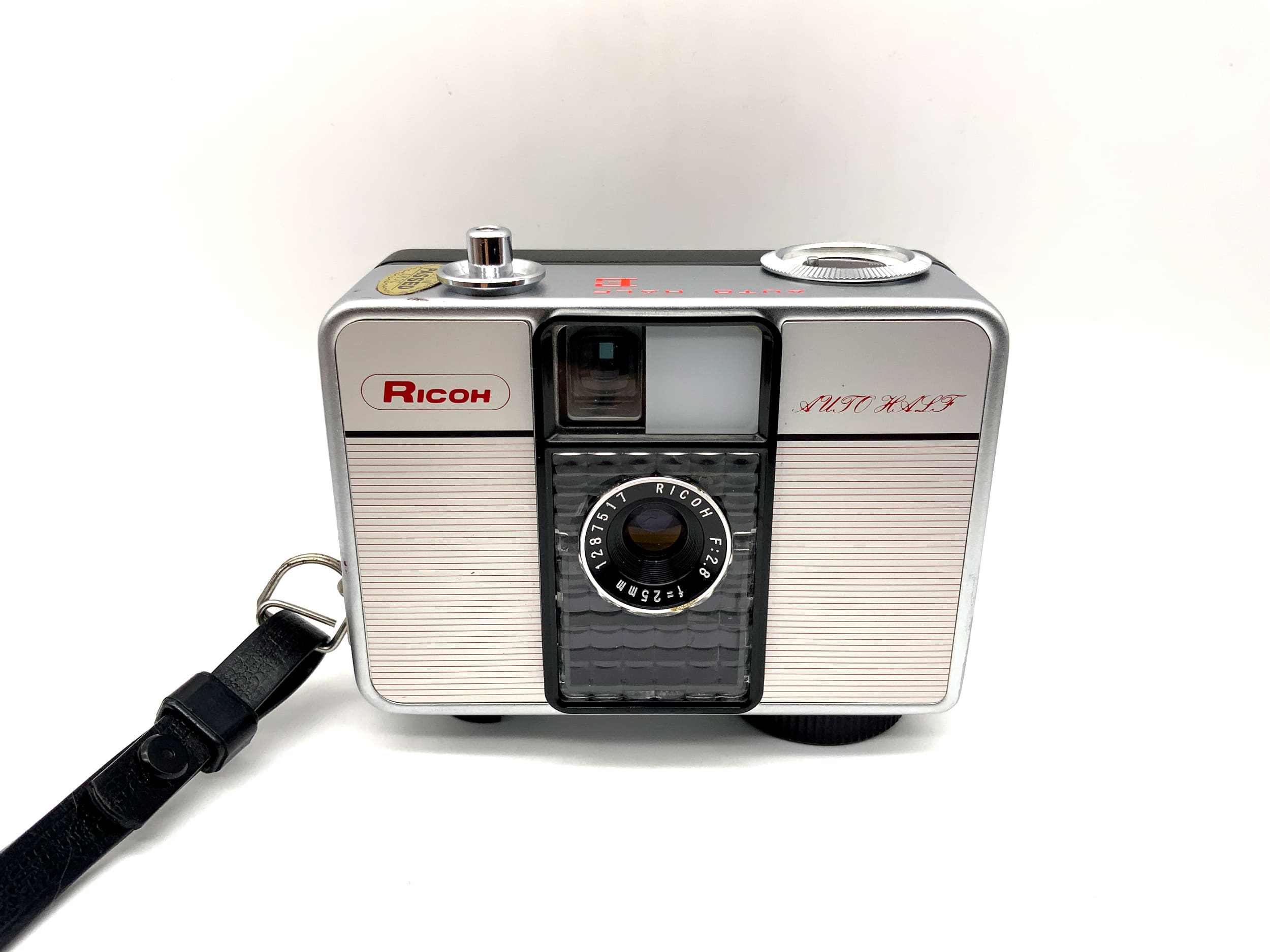 Ricoh Auto Half E viewfinder camera with F:2.8 f=25mm half-frame analog camera