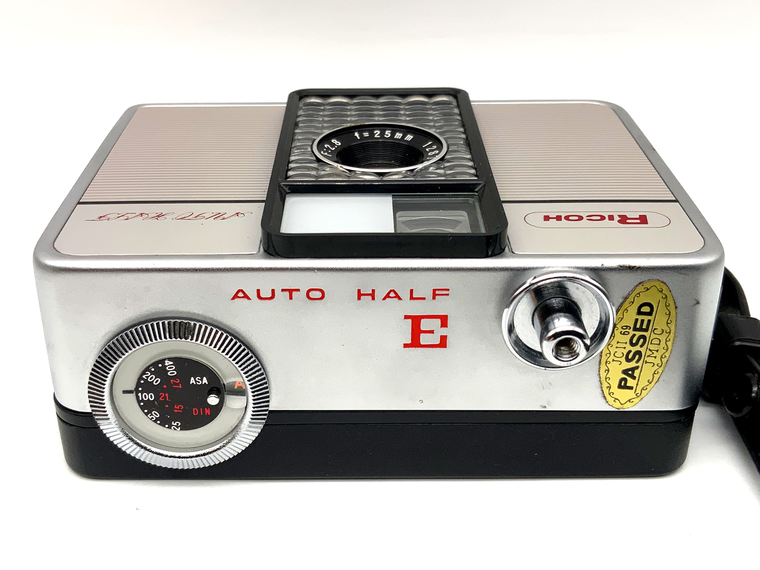 Ricoh Auto Half E viewfinder camera with F:2.8 f=25mm half-frame analog camera