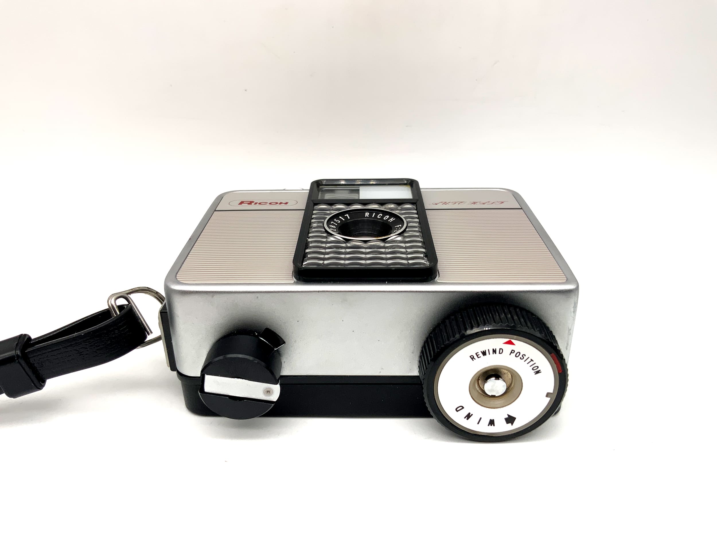 Ricoh Auto Half E viewfinder camera with F:2.8 f=25mm half-frame analog camera