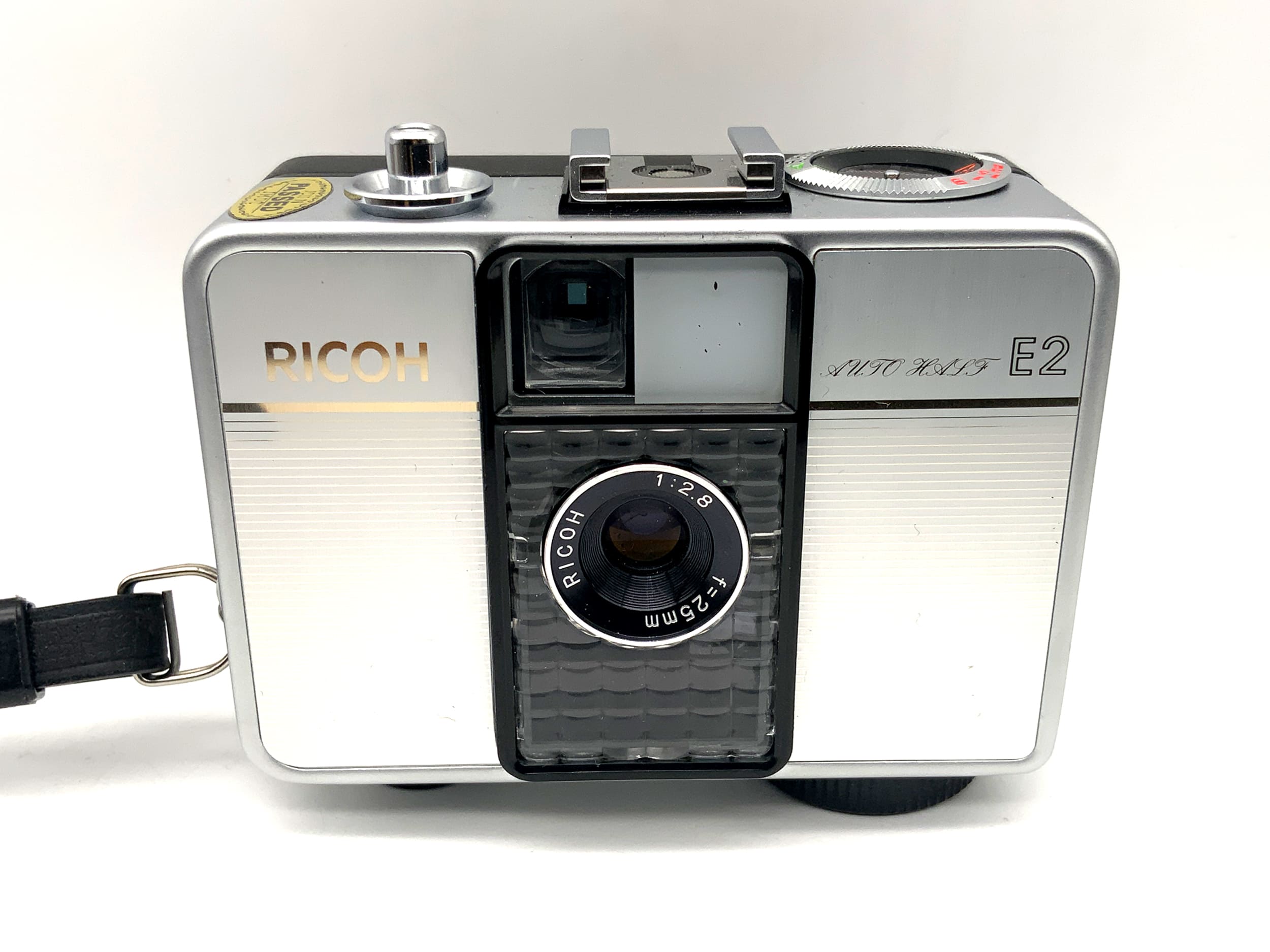 Ricoh Auto Half E2 viewfinder camera with F:2.8 f=25mm half-frame analog camera
