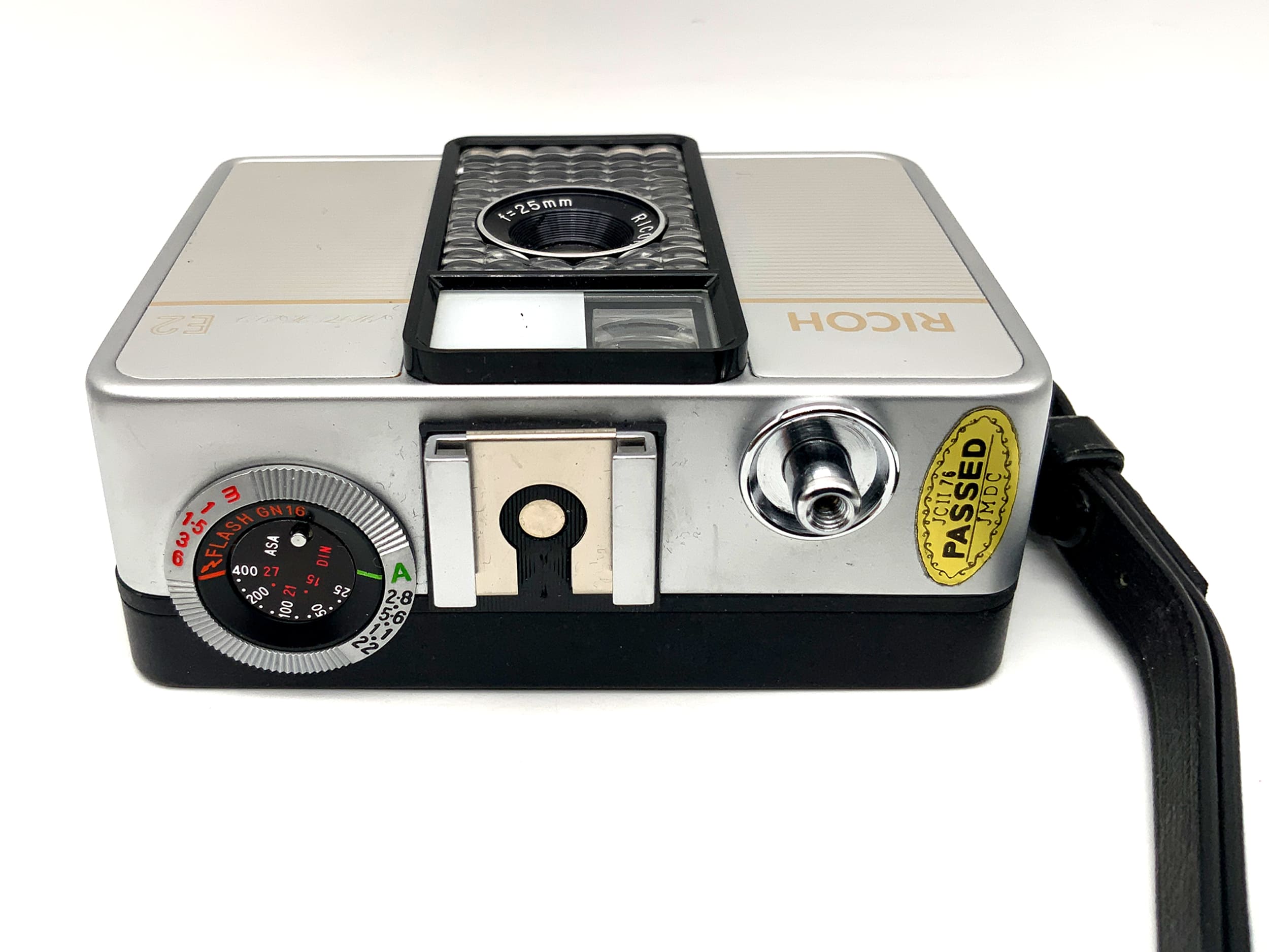 Ricoh Auto Half E2 viewfinder camera with F:2.8 f=25mm half-frame analog camera