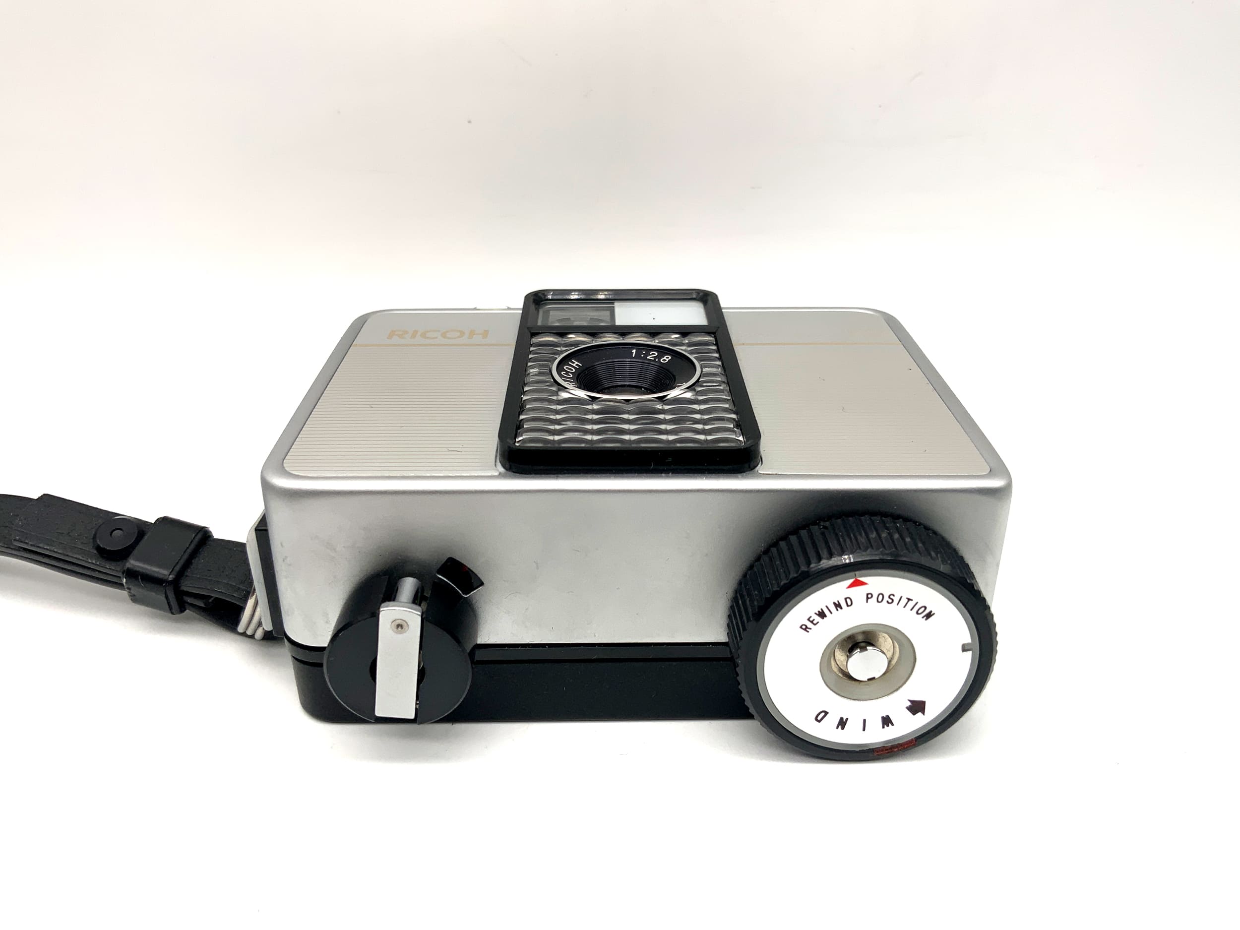 Ricoh Auto Half E2 viewfinder camera with F:2.8 f=25mm half-frame analog camera