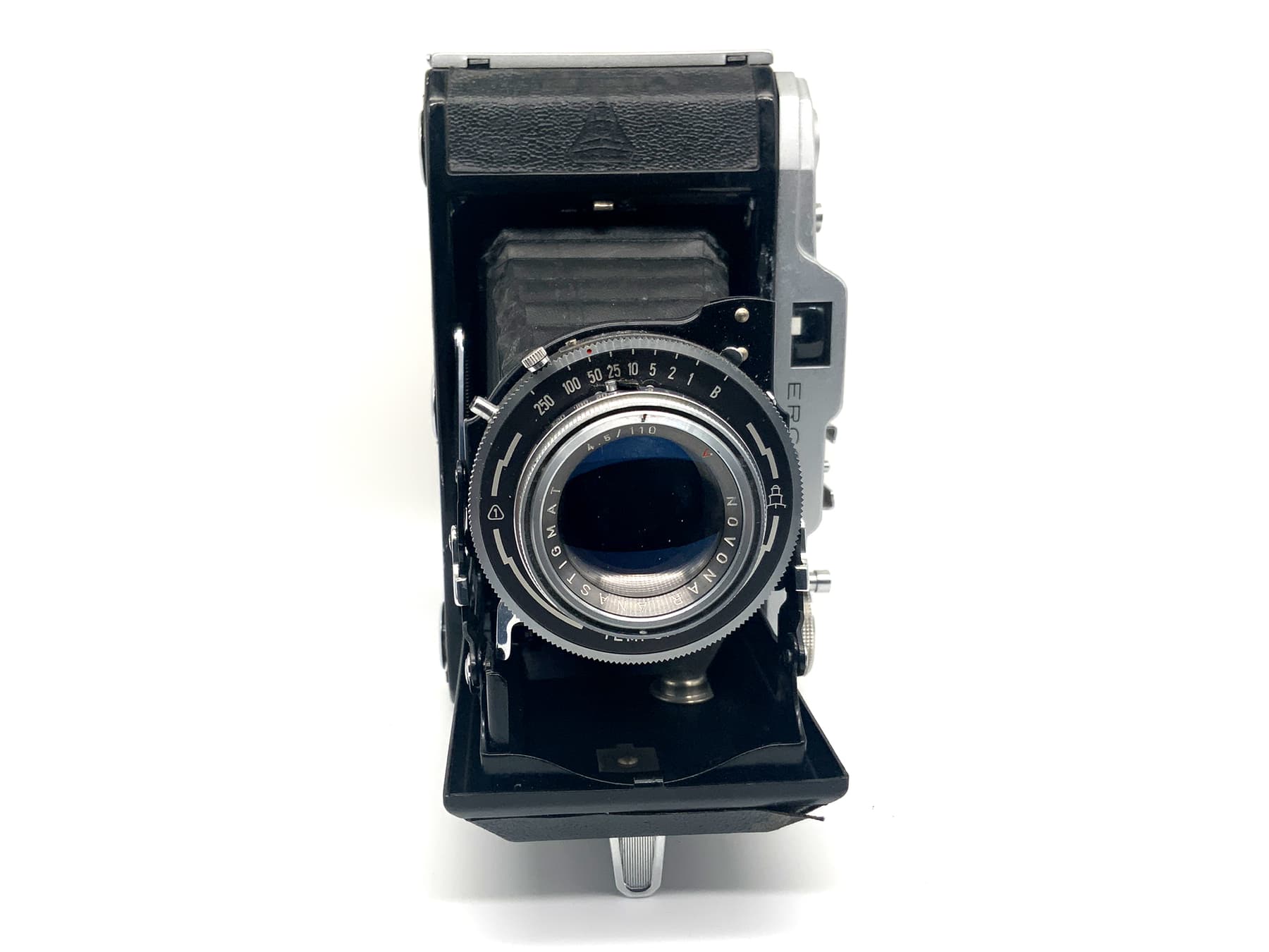 Pentacon Ercona II folding camera with Novar Anastigmat 1:4.5 110mm red V