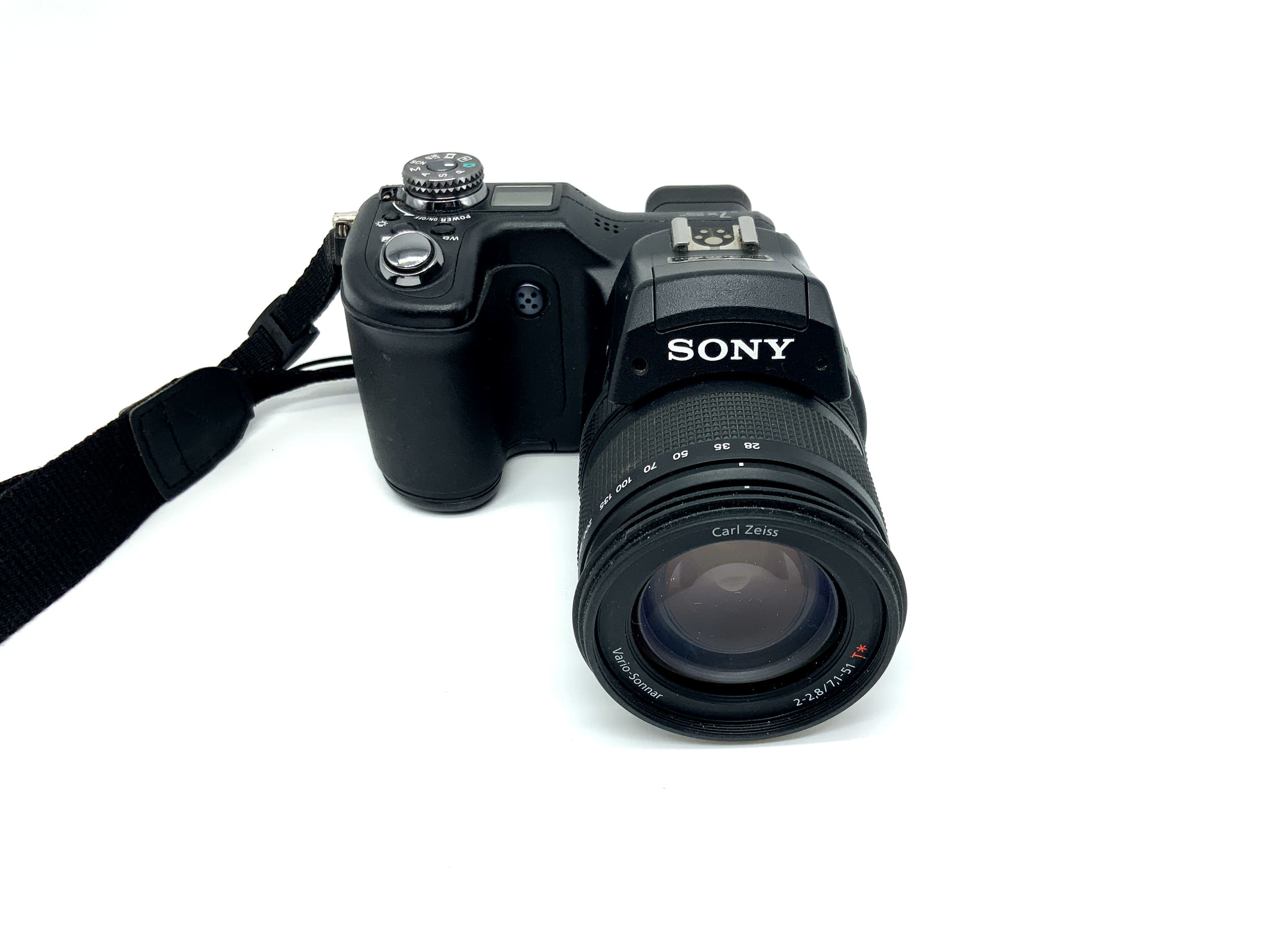 Sony DSC-F828 bridge camera with Carl Zeiss Vario-Sonnar 28-200mm 8 megapixels