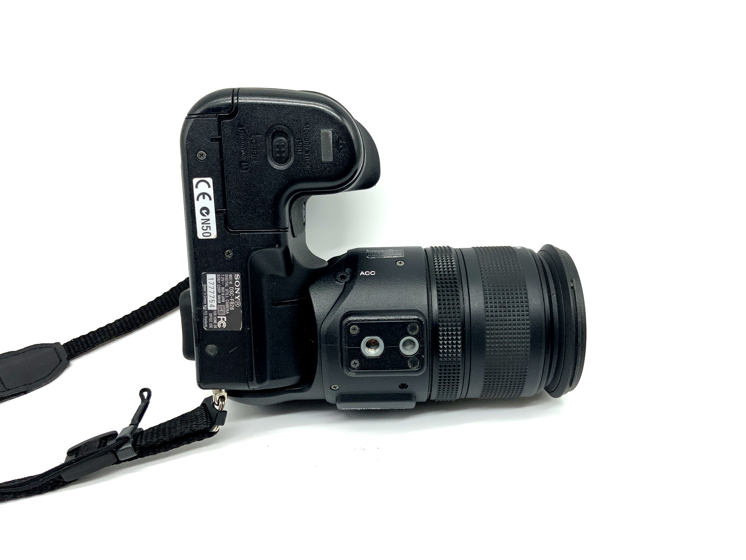 Sony DSC-F828 bridge camera with Carl Zeiss Vario-Sonnar 28-200mm 8 megapixels