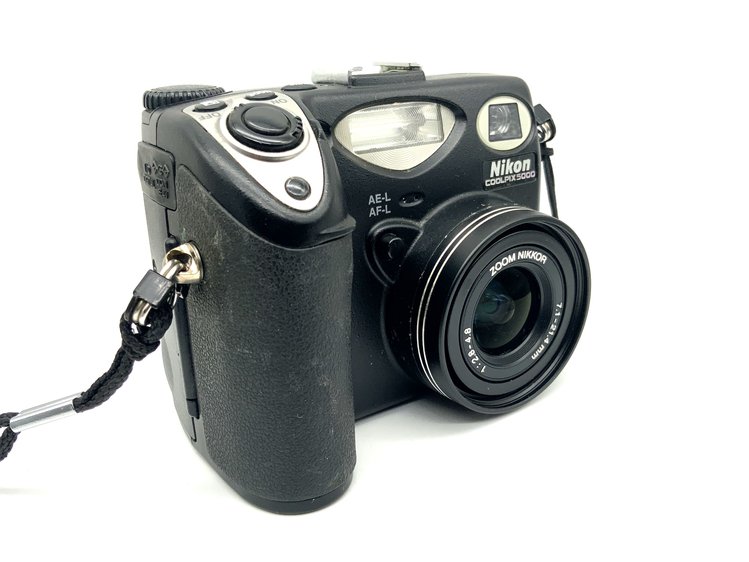 Nikon Coolpix 5000 Digital Compact Camera with Zoom Nikkor 7.1-21.4mm 1:2.8-4.8