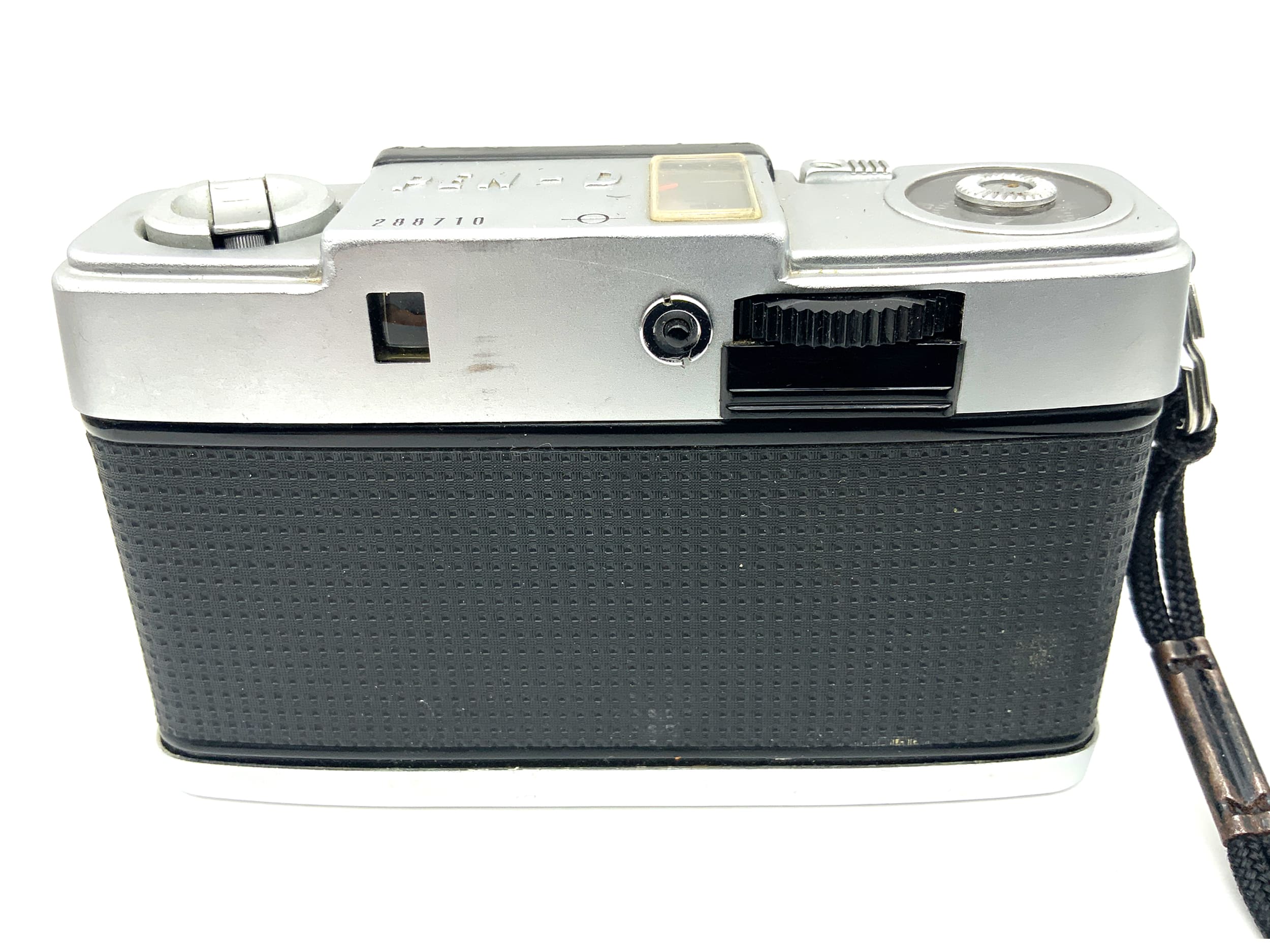 Appareil photo Olympus PEN D3 avec viseur et objectif F.Zuiko 32 mm f/1,7, compact et argentique.