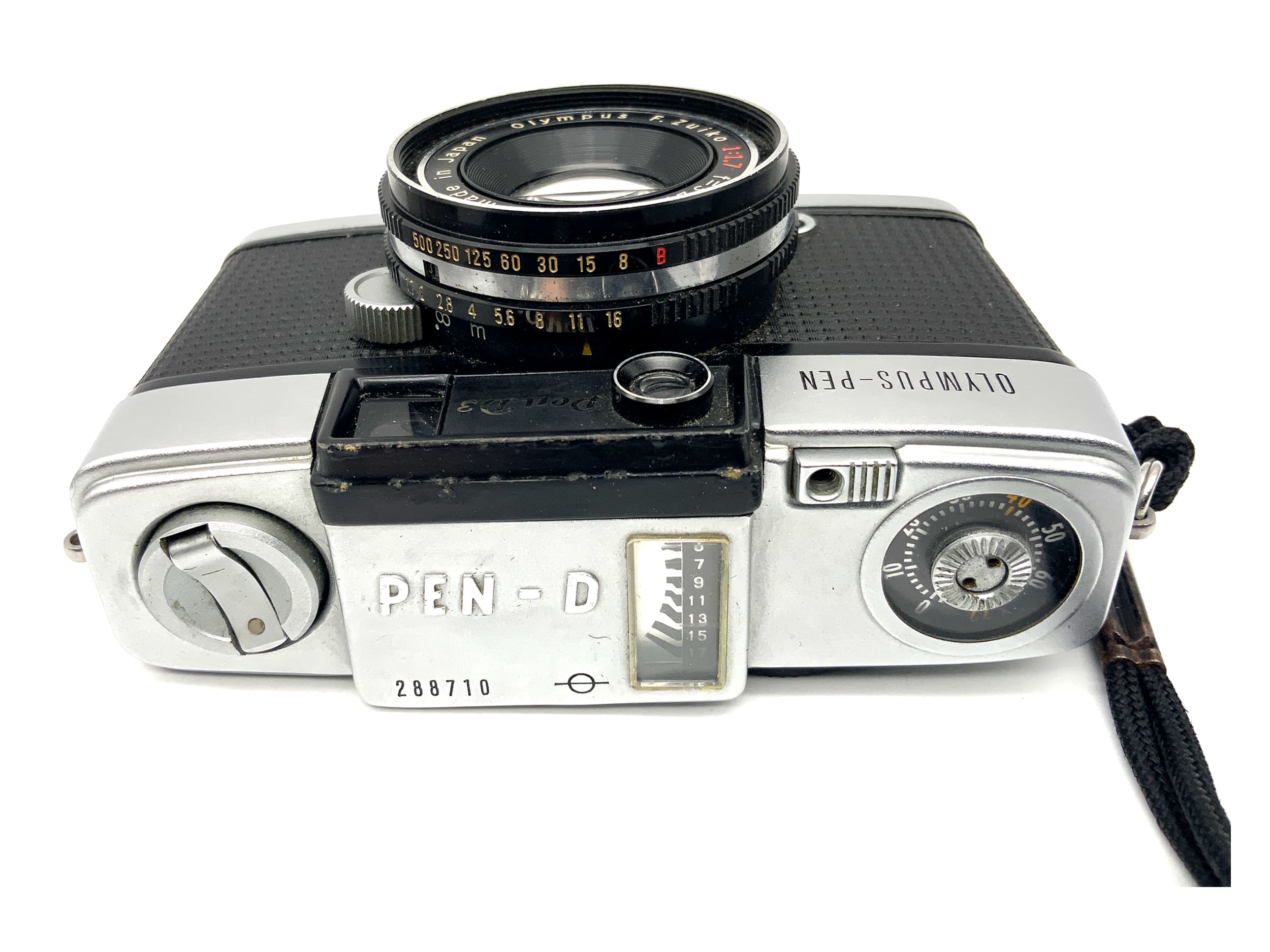 Appareil photo Olympus PEN D3 avec viseur et objectif F.Zuiko 32 mm f/1,7, compact et argentique.