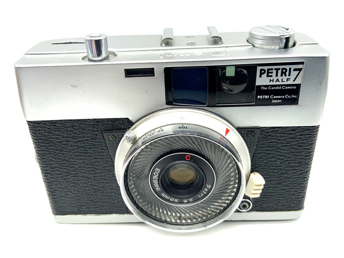 Appareil photo à viseur Petri Half 7 avec objectif demi-format C. Petri 2,8/28 mm, appareil photo argentique