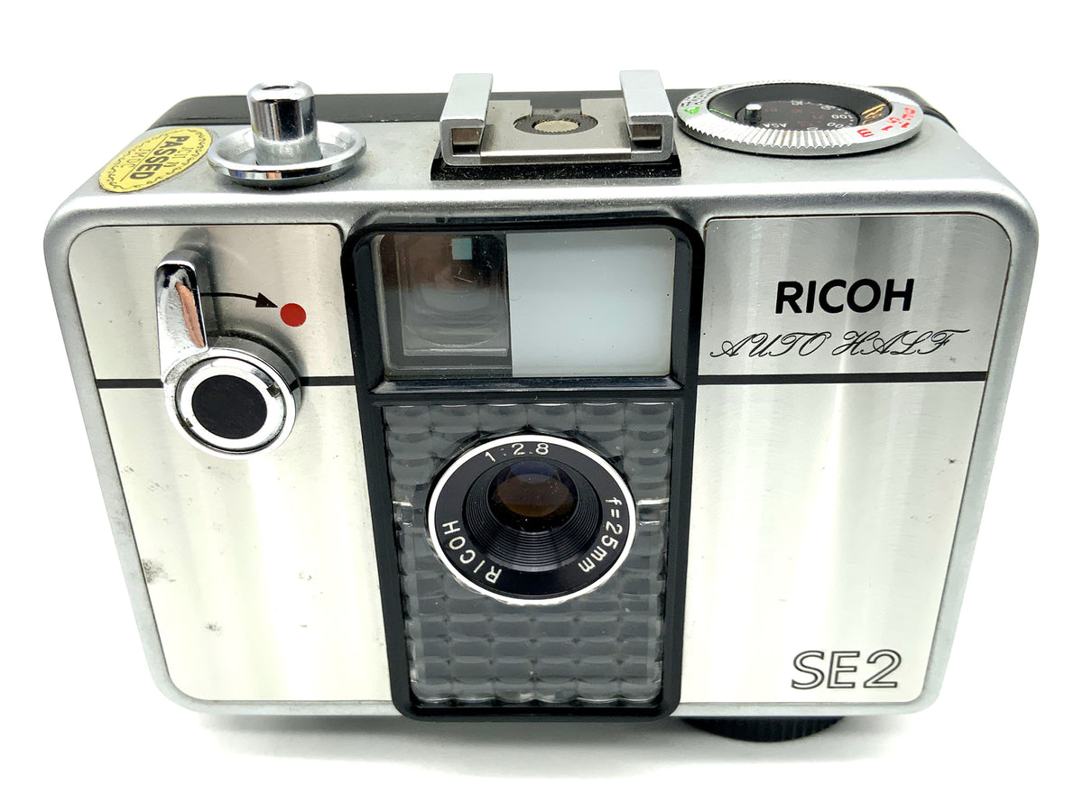 Appareil photo Ricoh Auto Half SE2 avec viseur et objectif demi-format Ricoh 25 mm F:2.8