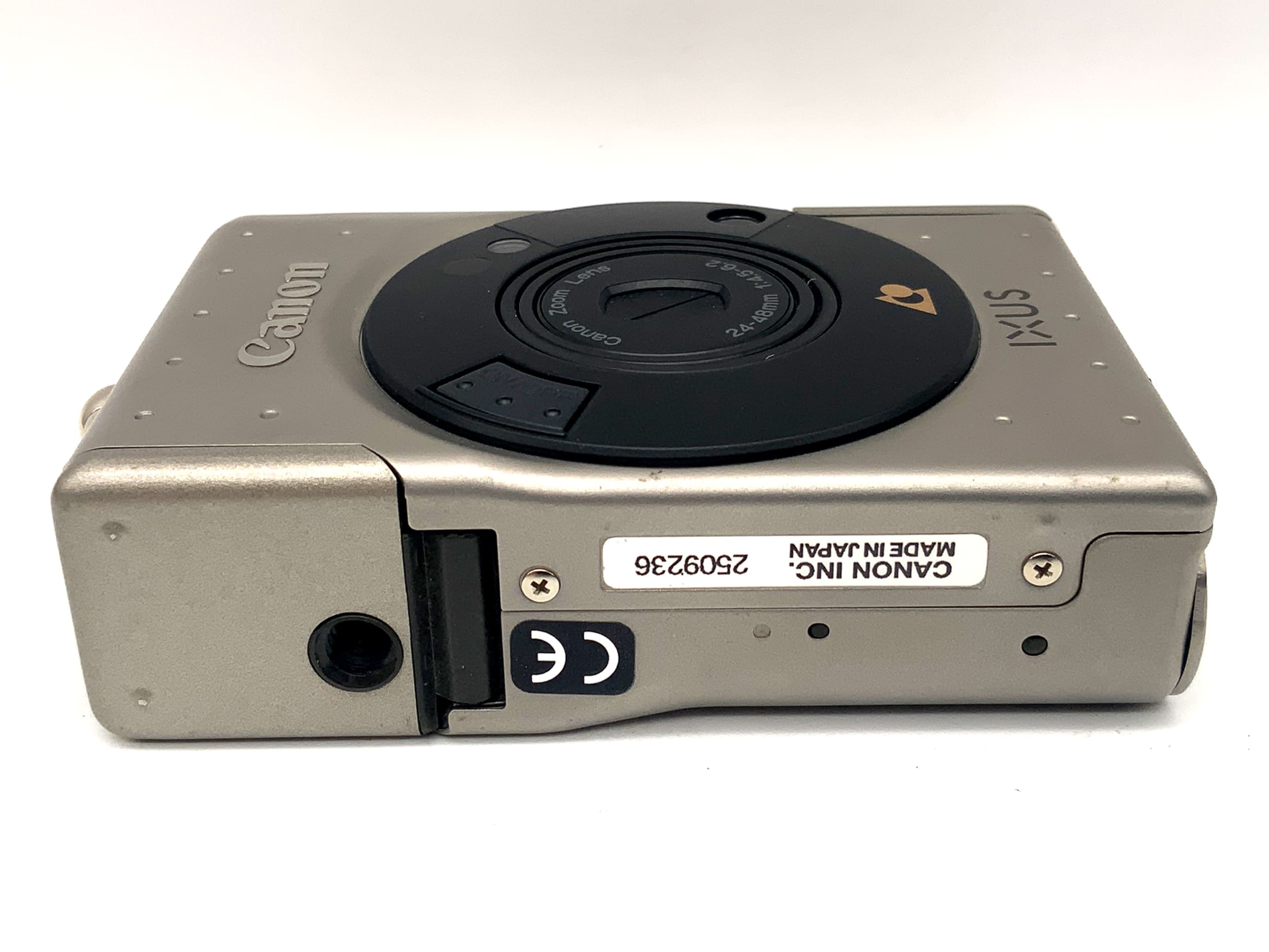 Appareil photo compact Canon Ixus Point&amp;Shoot avec objectif 24-48 mm 1:4.5-6.2 (appareil photo argentique)