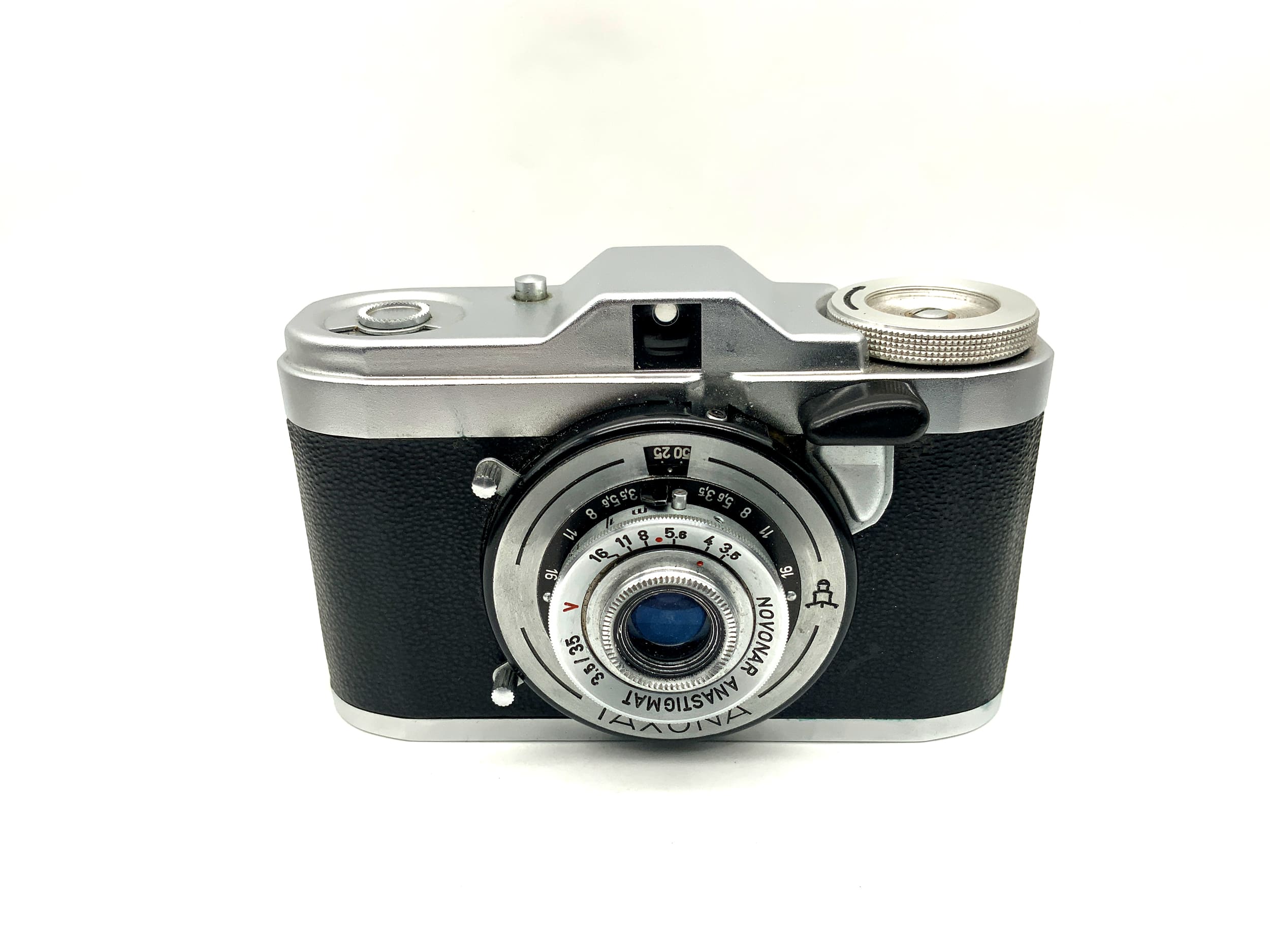 Pentacon Taxona viewfinder camera with Novar Anastigmat 35mm 1:3.5 red V Vebur