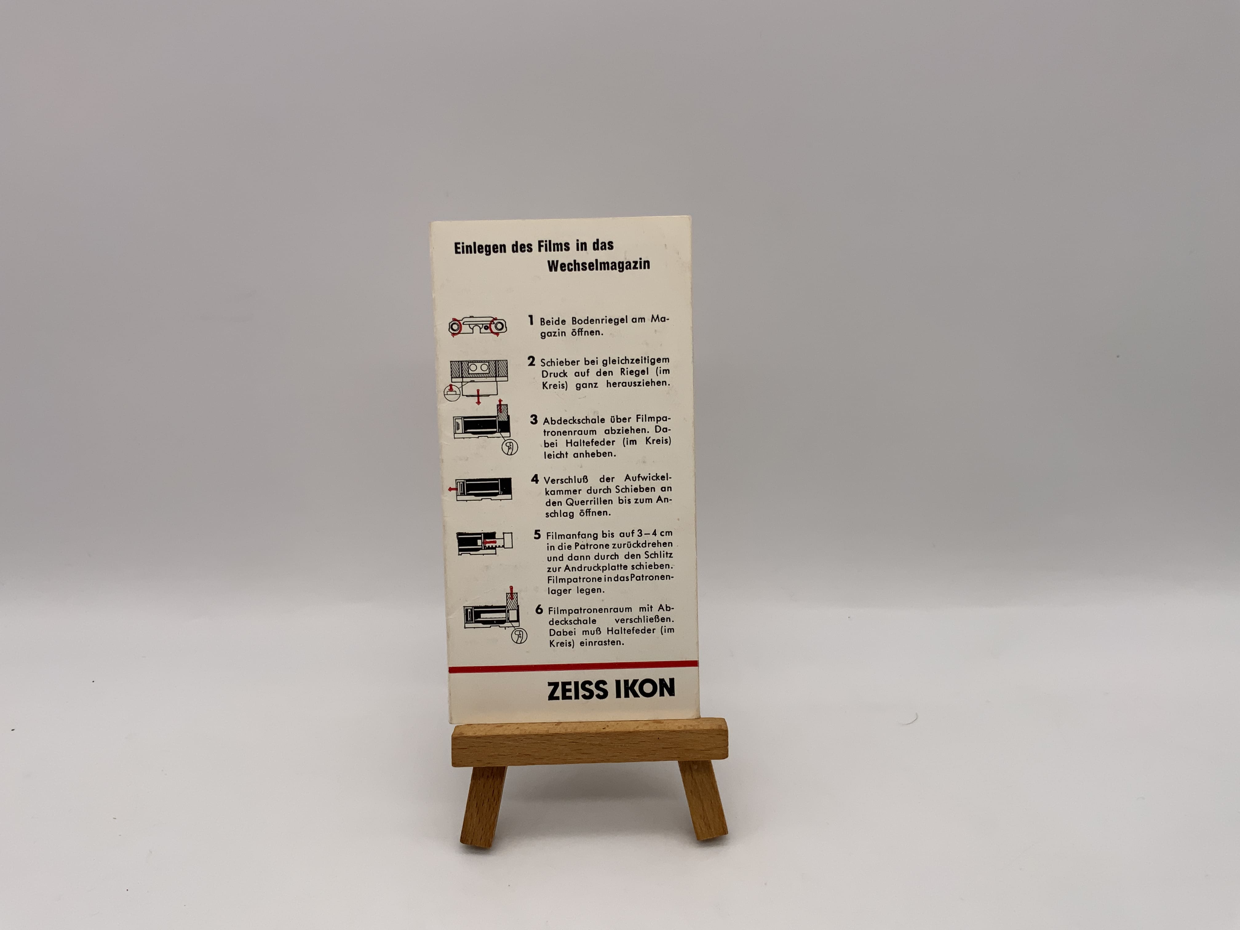 Zeiss Ikon Loading the film into the interchangeable magazine Brochure German