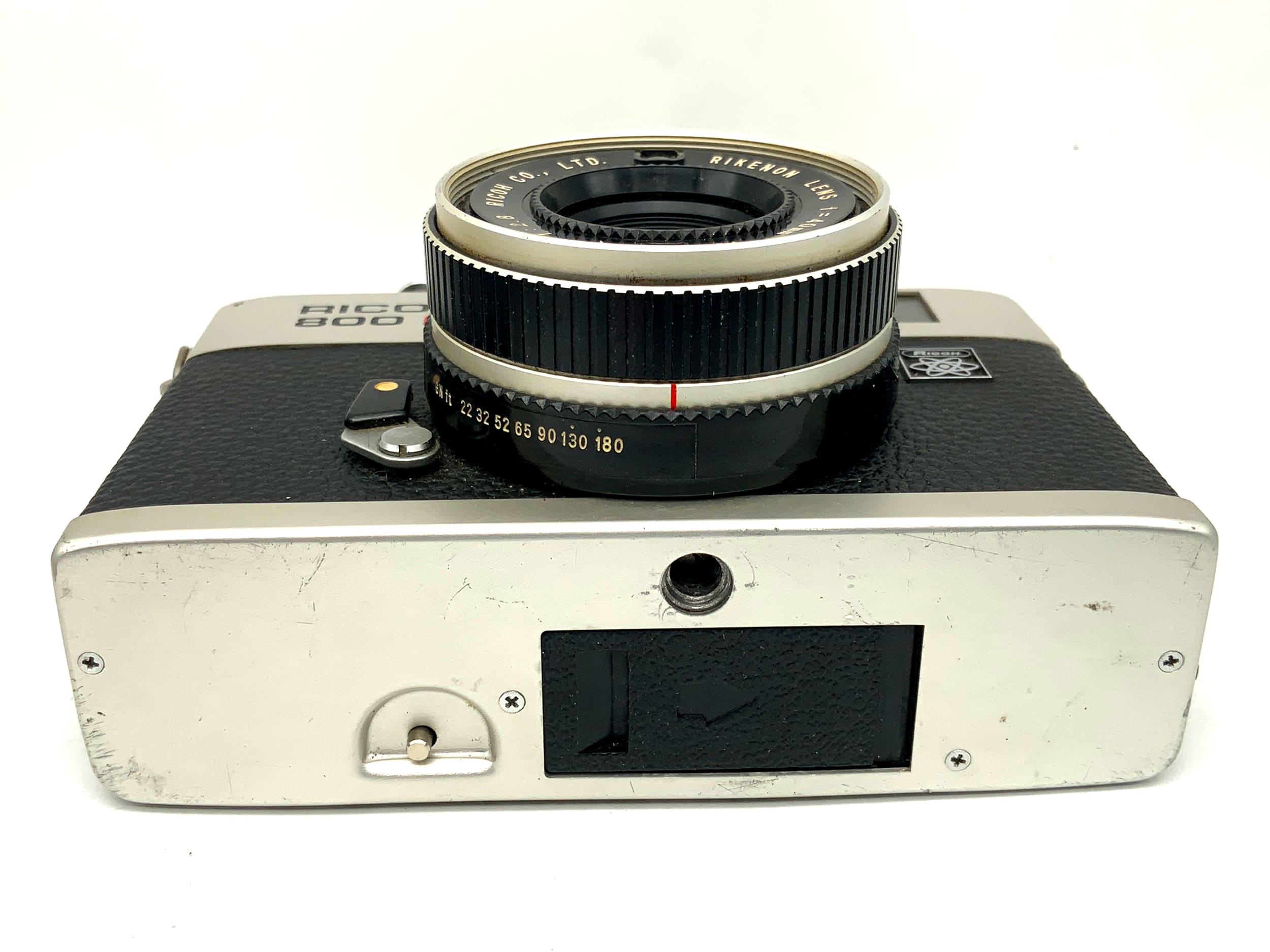 Appareil photo télémétrique Ricoh 800 EES avec objectif analogique Rikenon 40 mm 1:2.8