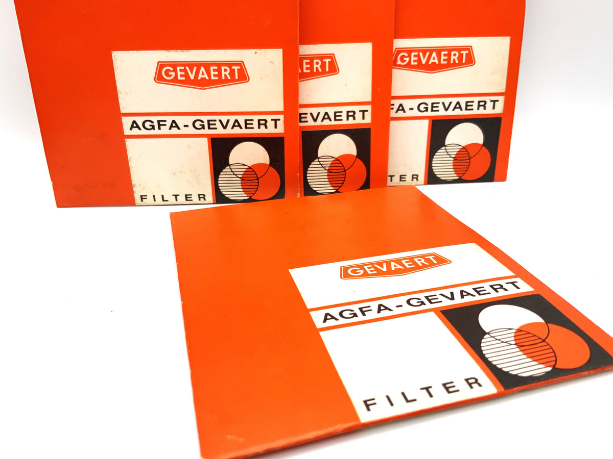Jeu de 4 filtres Agfa-Gevaert : filtres U438, L489, U525 et L599, de forme rectangulaire, de 8 x 8 cm.