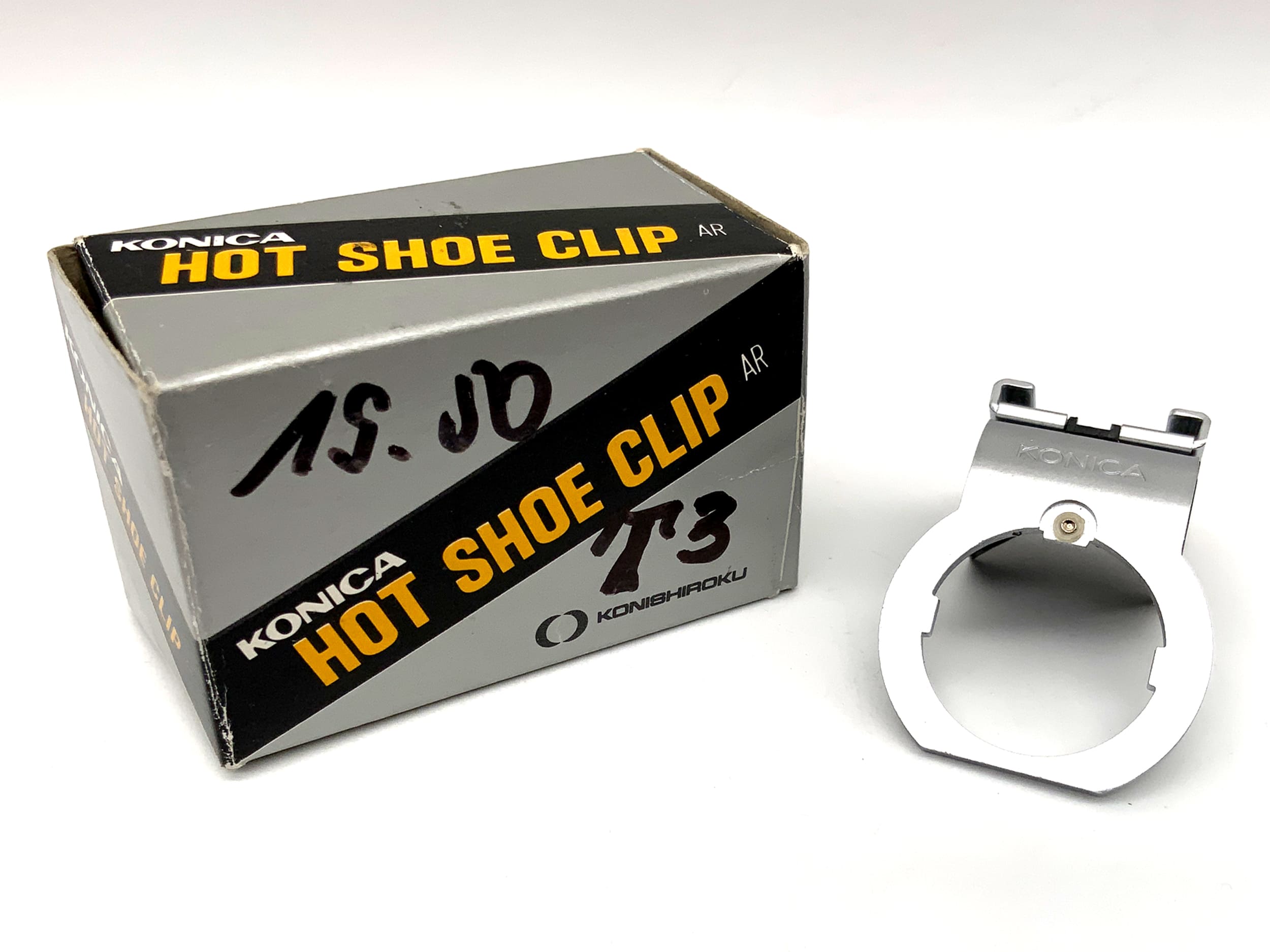 Adaptateur de griffe Konica pour flash Autoreflex T3, dans son emballage d'origine.