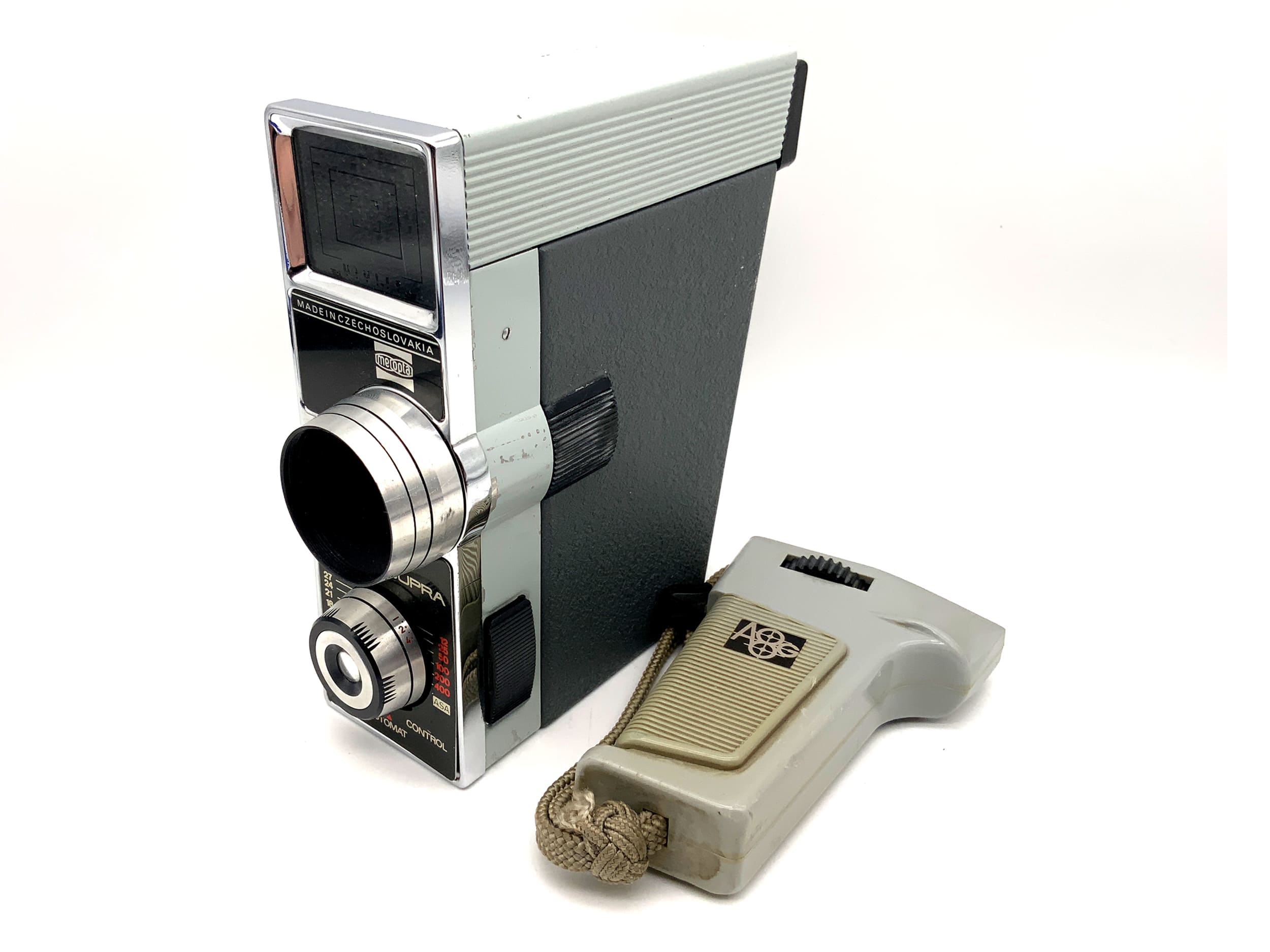 Appareil photo argentique Meopta A8G2 Supra avec objectif Mirar 2.8/13 et poignée pour double film 8 mm.