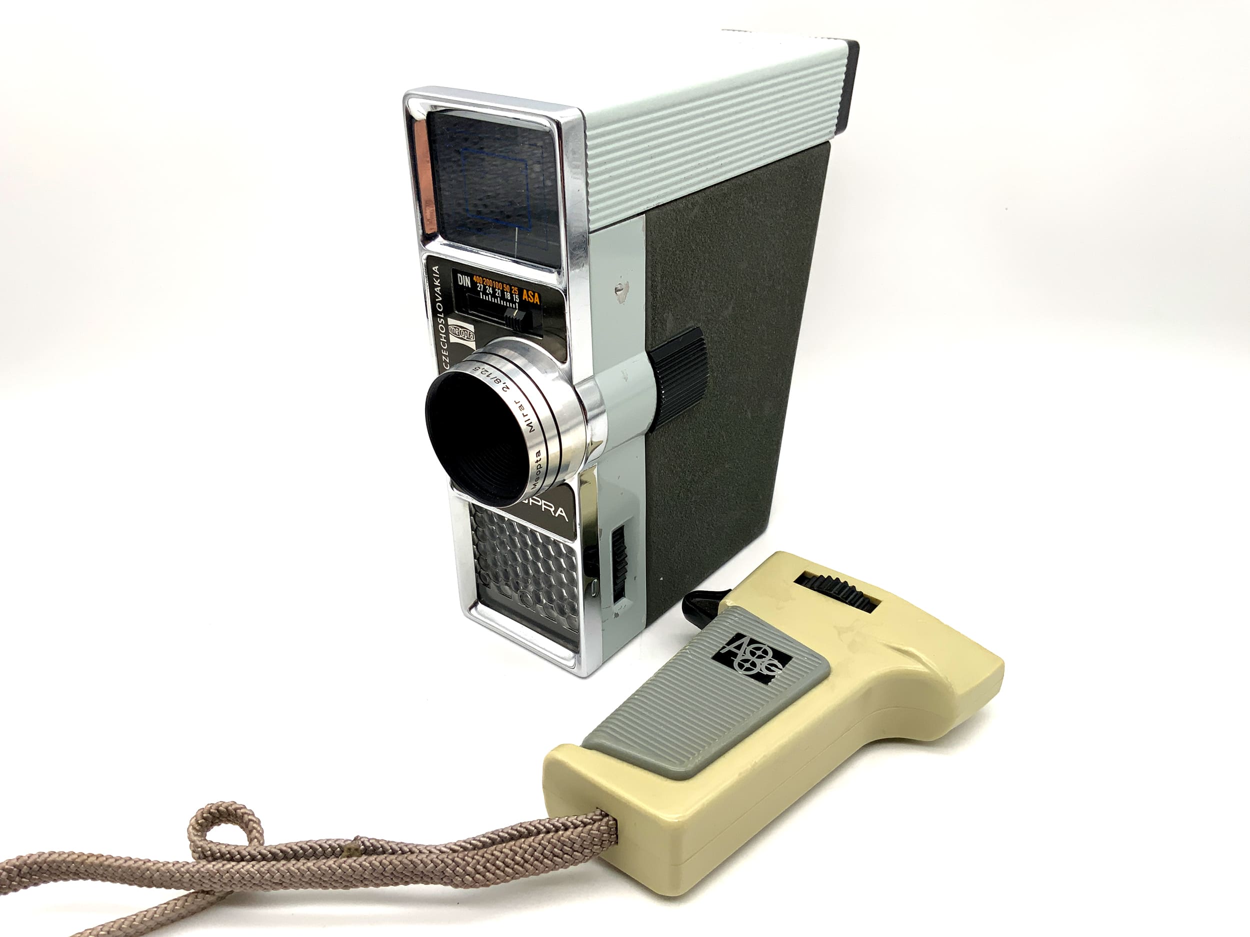 Appareil photo argentique Meopta A8G1 Supra avec objectif Mirar 2.8/12.5 16 mm et poignée pour film à faible épaisseur
