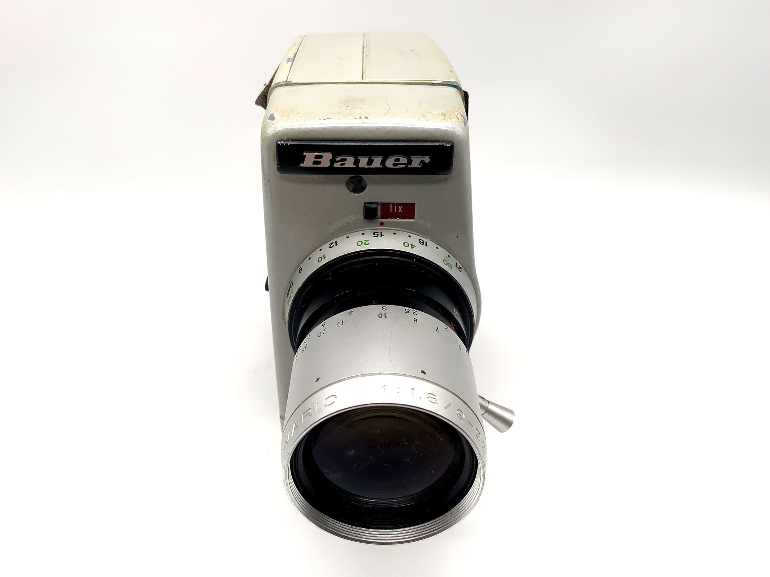 Caméra argentique Bauer 88R avec objectif variable 1:1,8/9-32 mm et poignée pour film double 8 mm